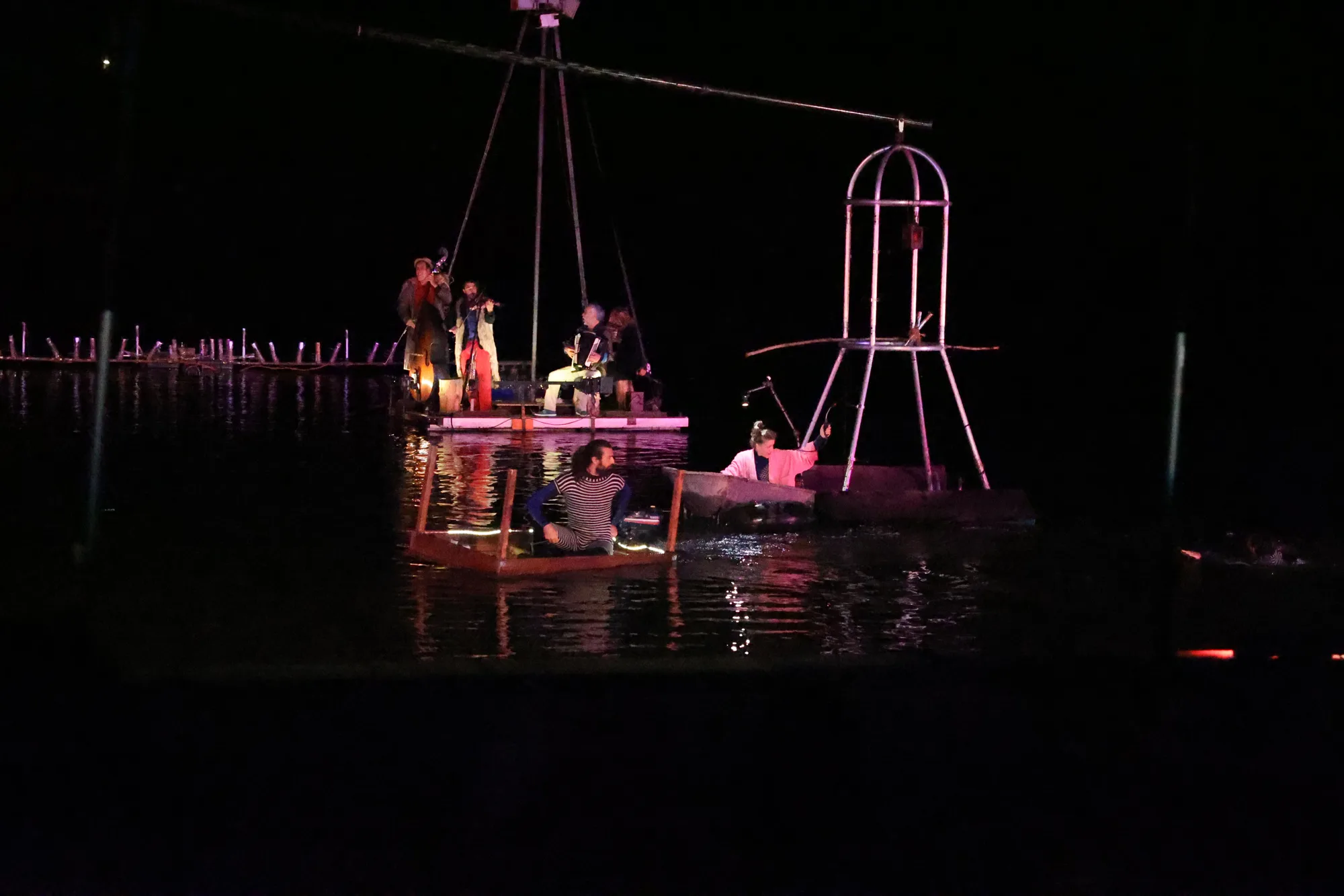 Les artistes se détachent dans la nuit.