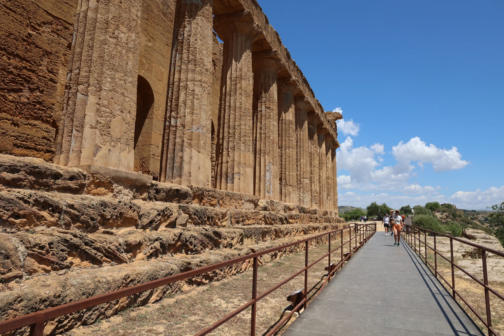 Le long du temple de la Concorde, les colonnes deviennent une succession de plans.