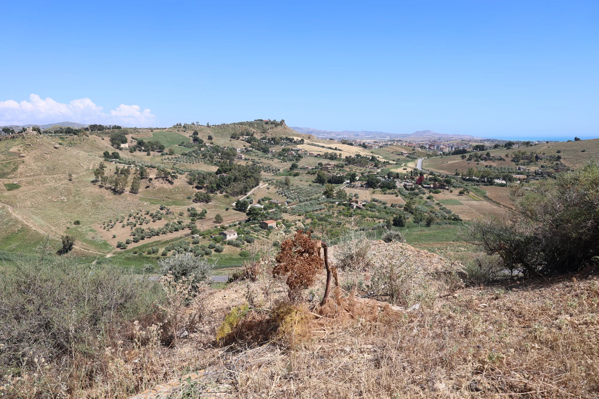 Autour des monuments, le paysage fait partie de la découverte.