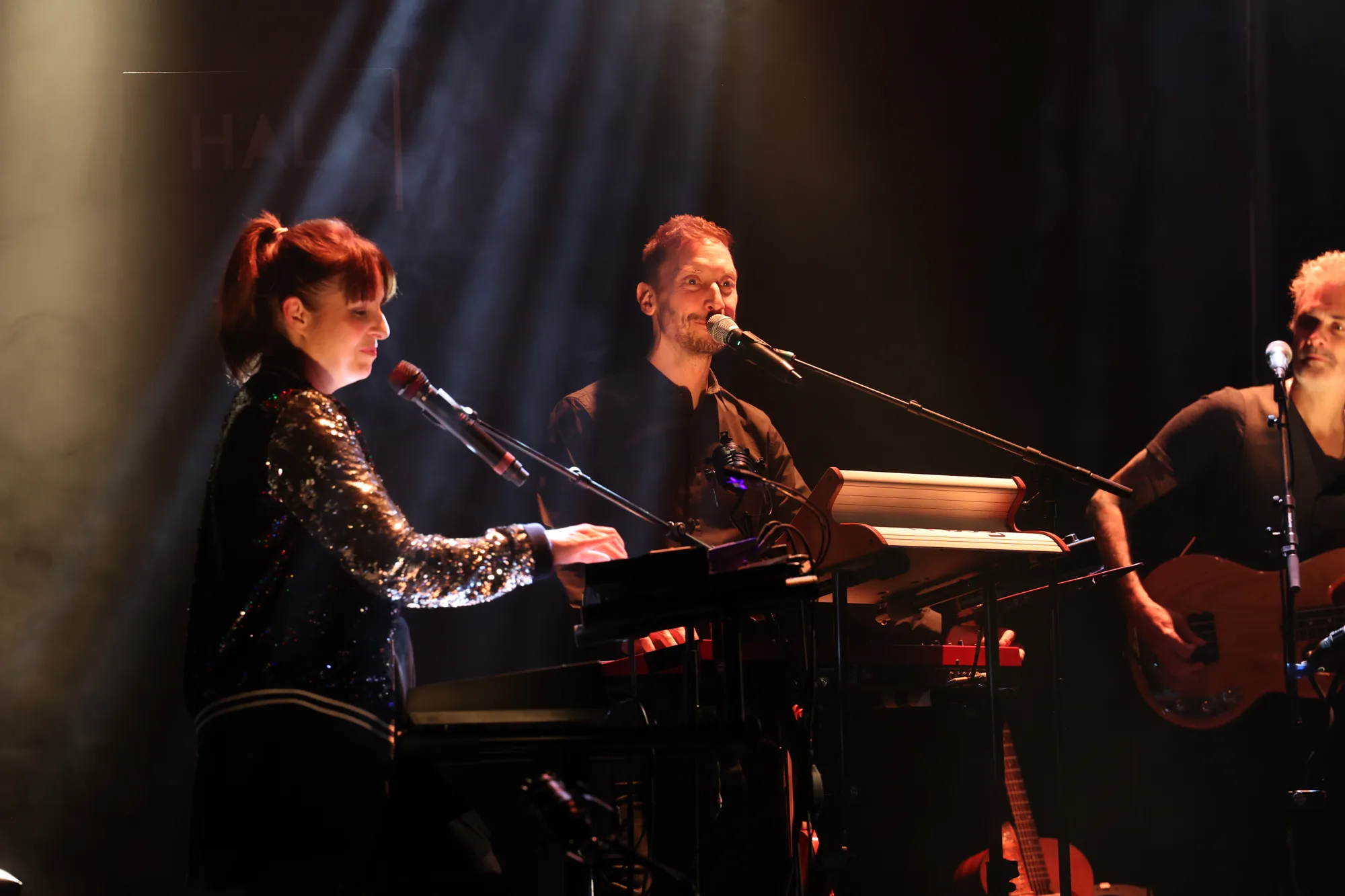 Les claviers et les voix occupent un autre côté de la scène.