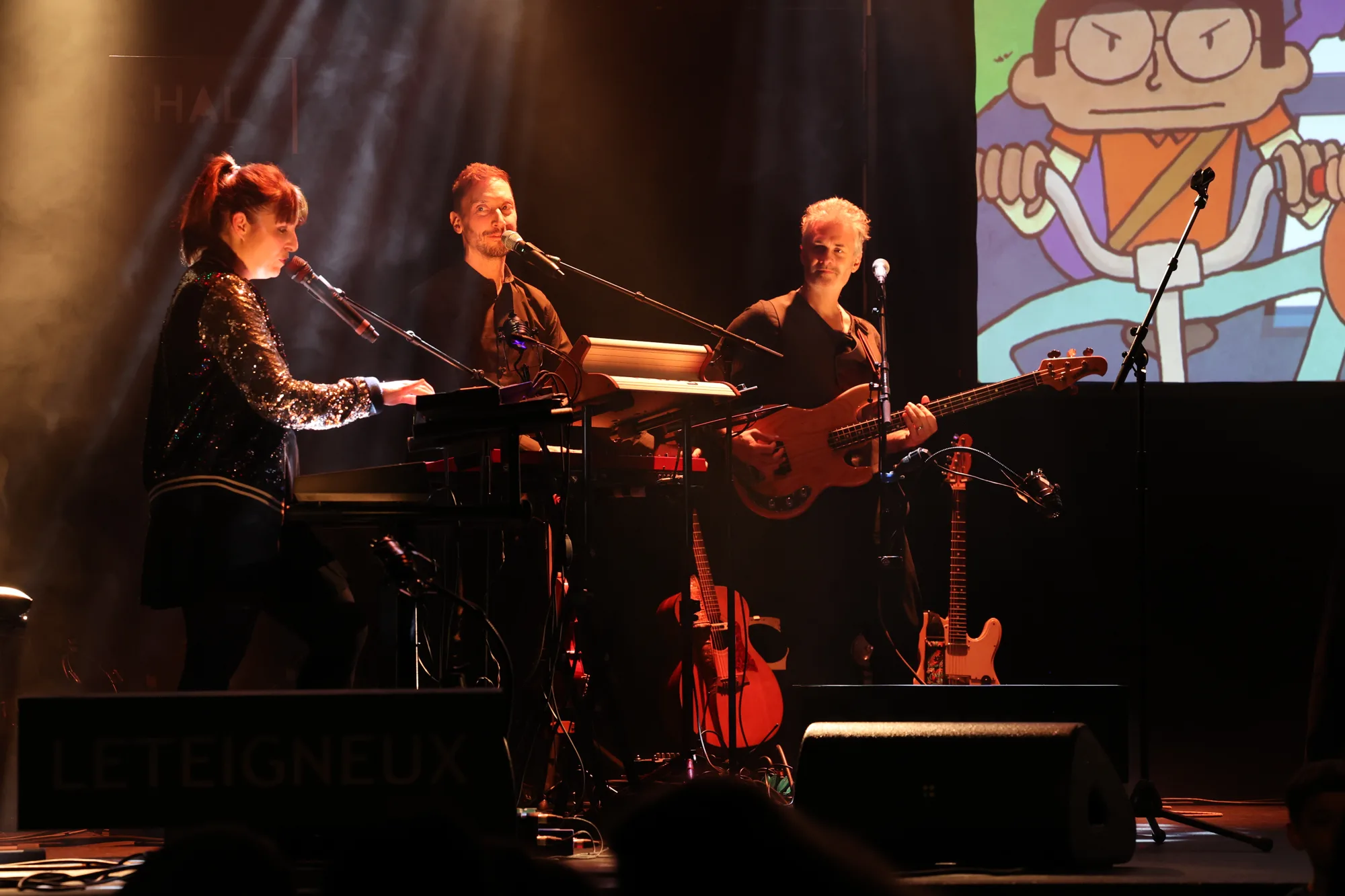 La projection transforme le fond du plateau.
