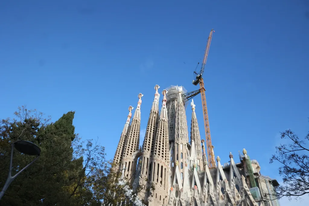 La Sagrada Família et les grues du chantier en décembre 2024.
