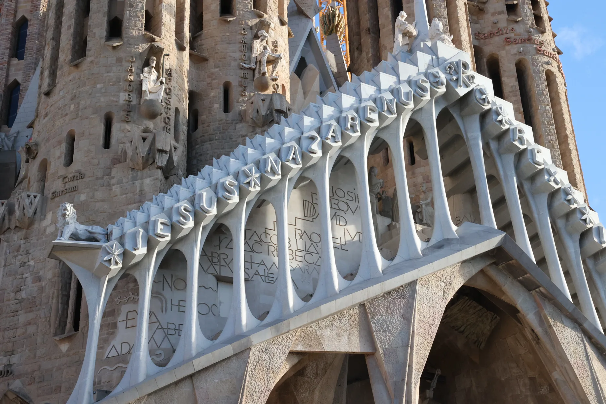 Reliefs et ouvertures sur une façade de la Sagrada Família.