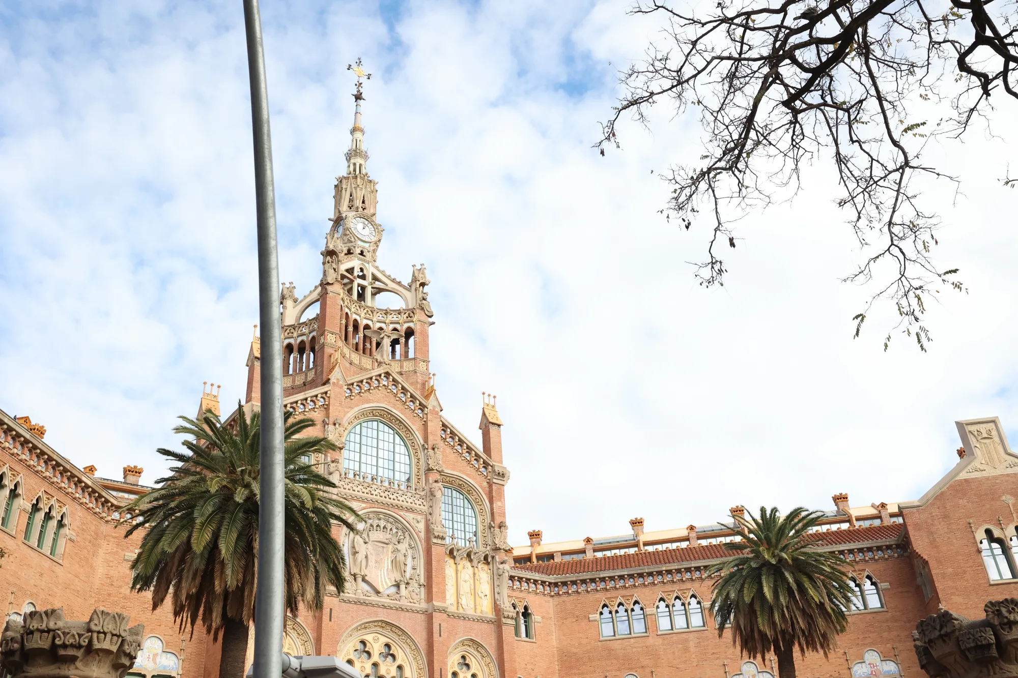 La façade de Sant Pau et son horloge centrale.