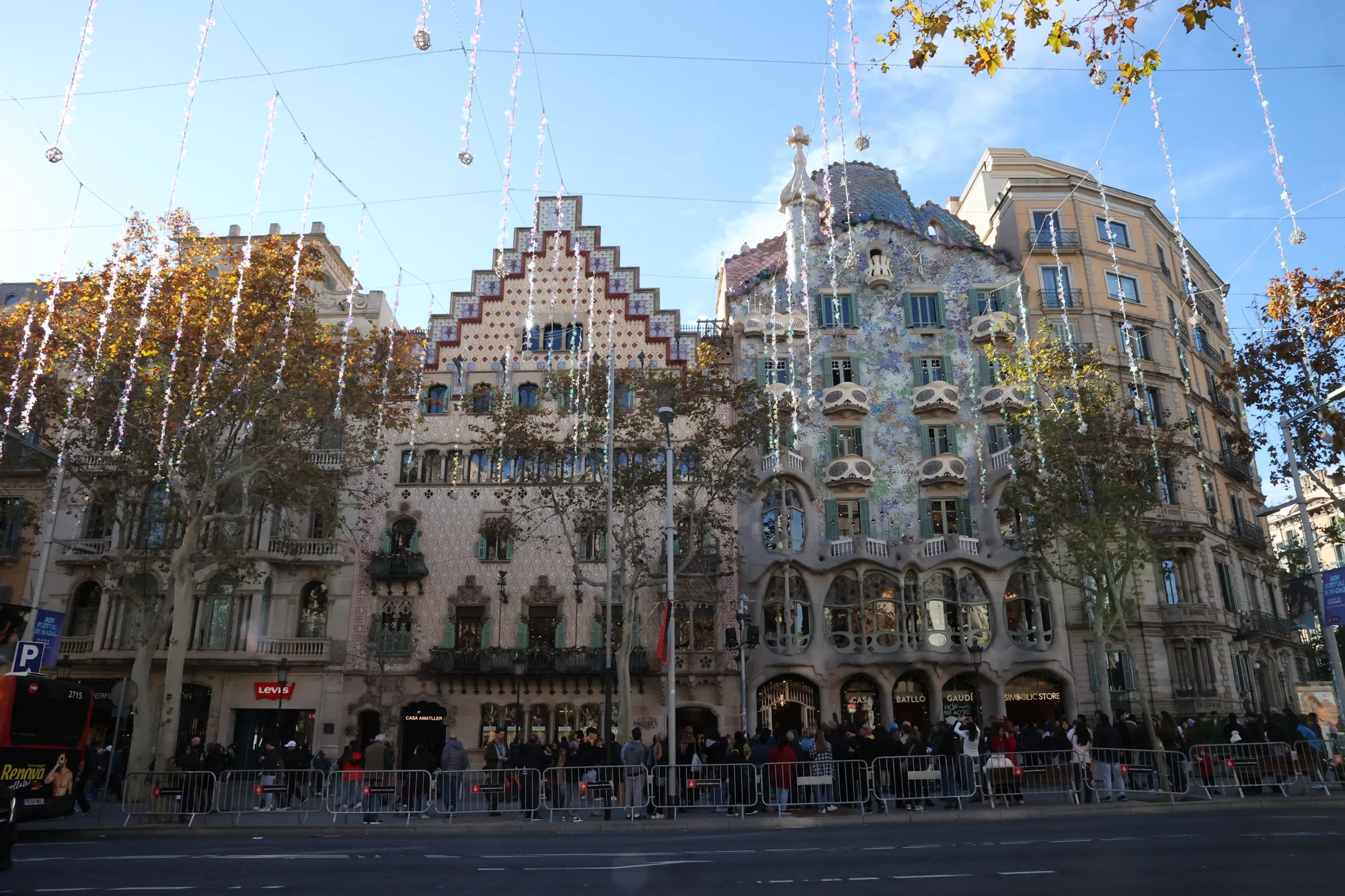 Les façades de la Casa Amatller et de la Casa Batlló au Passeig de Gràcia.