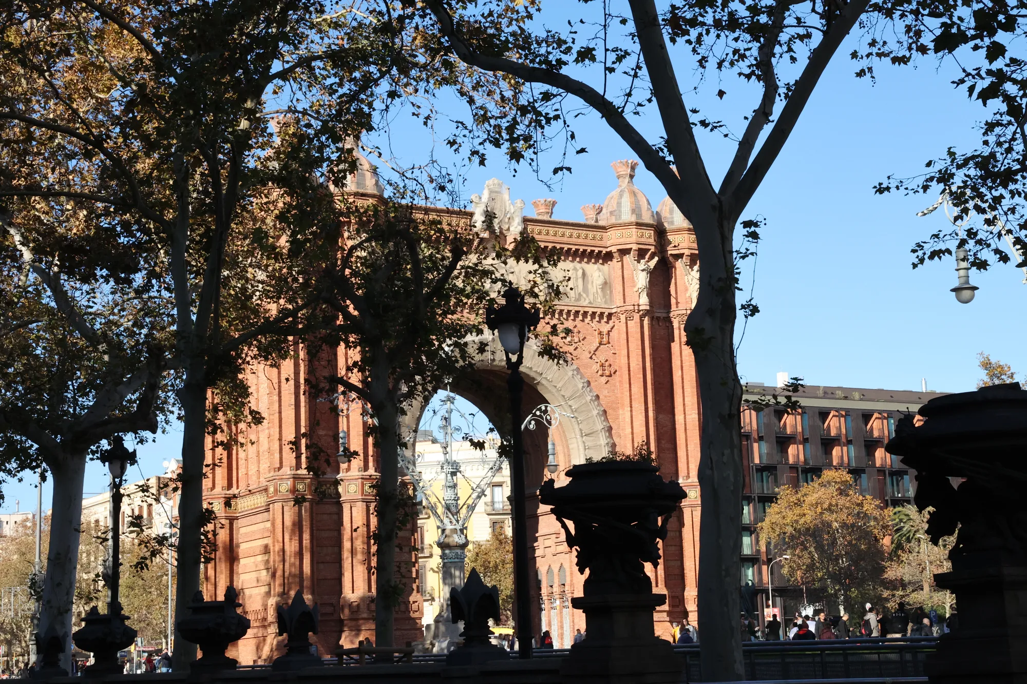 L’Arc de Triomf, entre ombre et ciel bleu.
