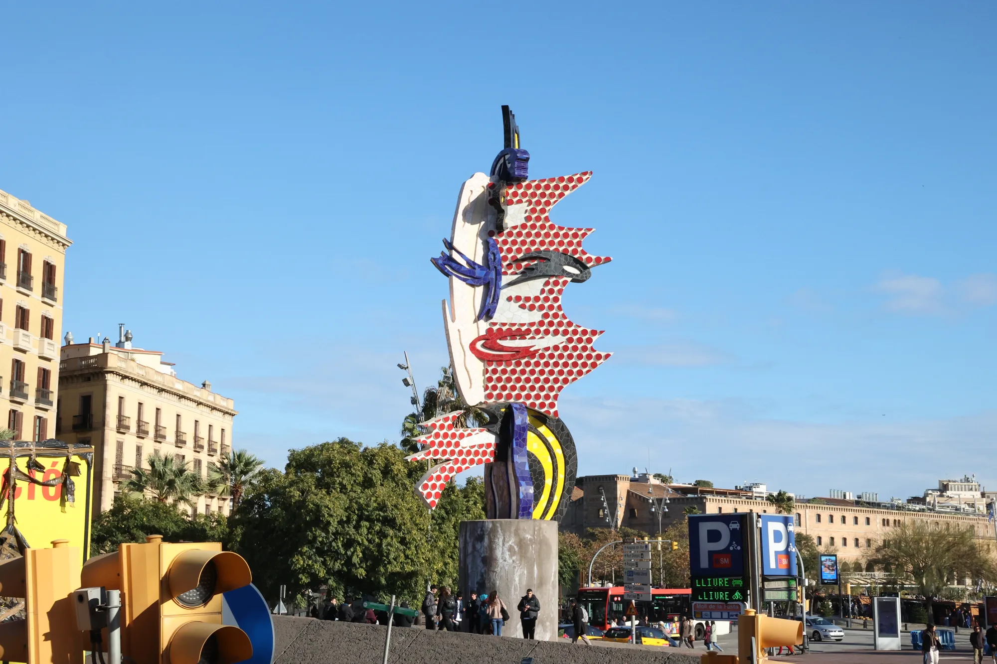 Une sculpture colorée dans l’espace public près du front maritime.