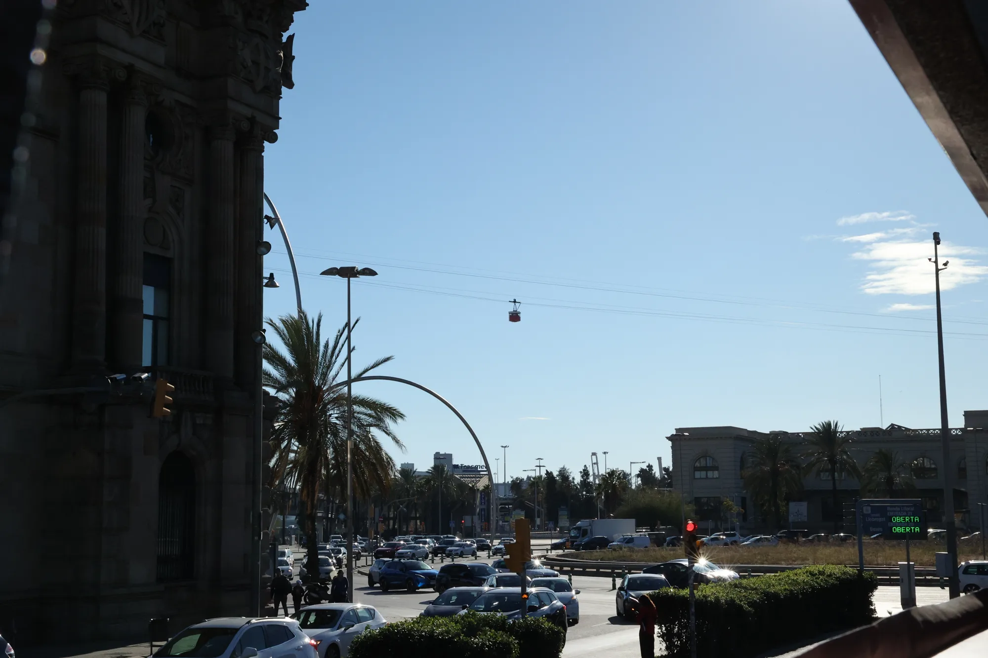 La circulation et les palmiers relient les monuments au quotidien.