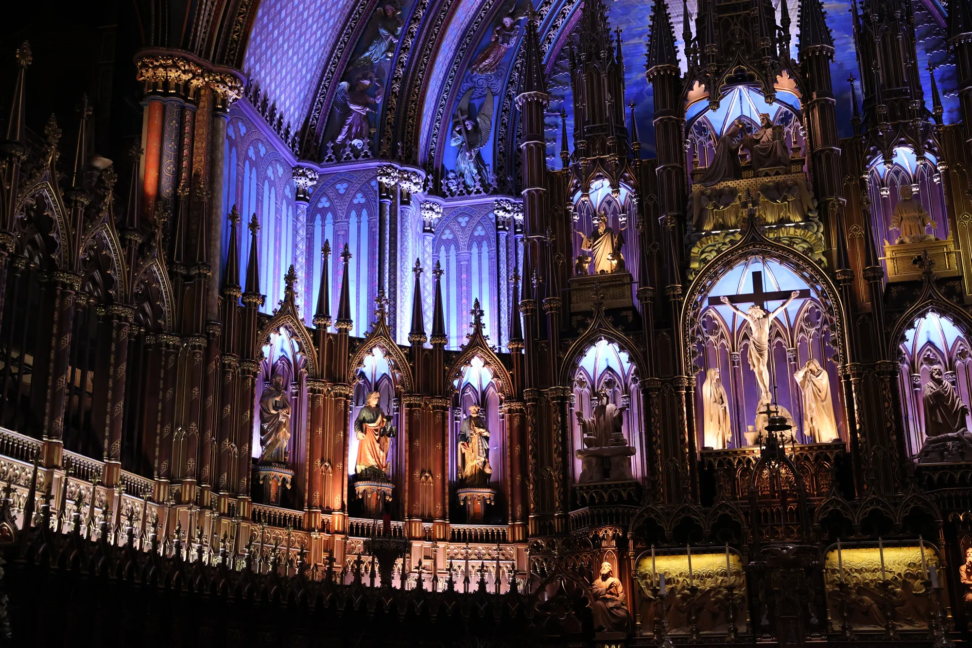 Sculptures et éléments verticaux organisent le chœur.