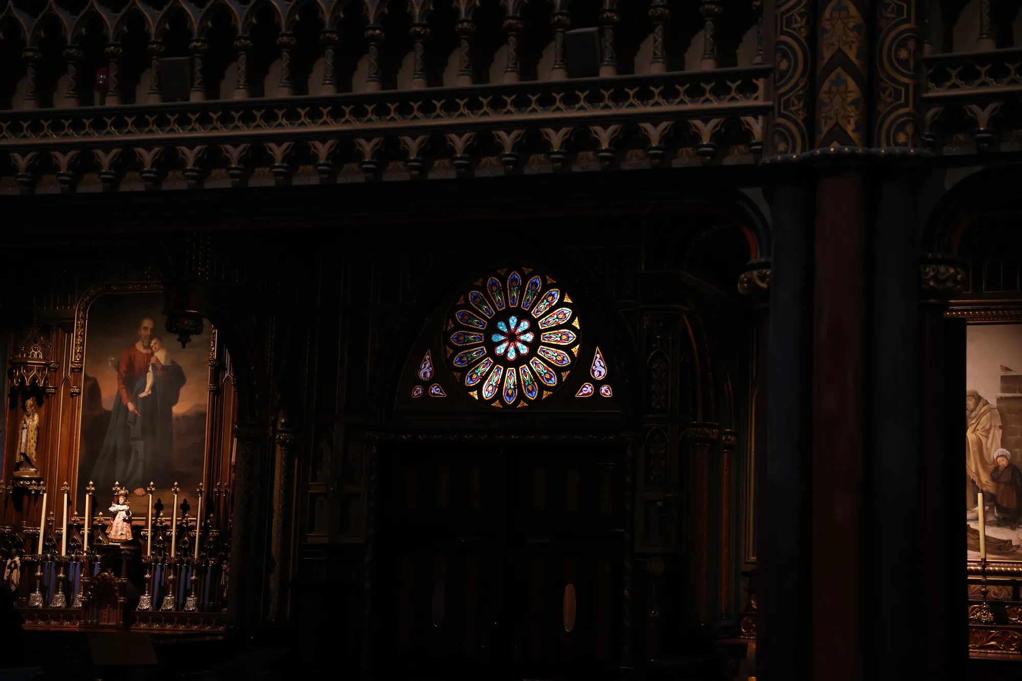Un autre détail de l’intérieur, entre sculpture et lumière.