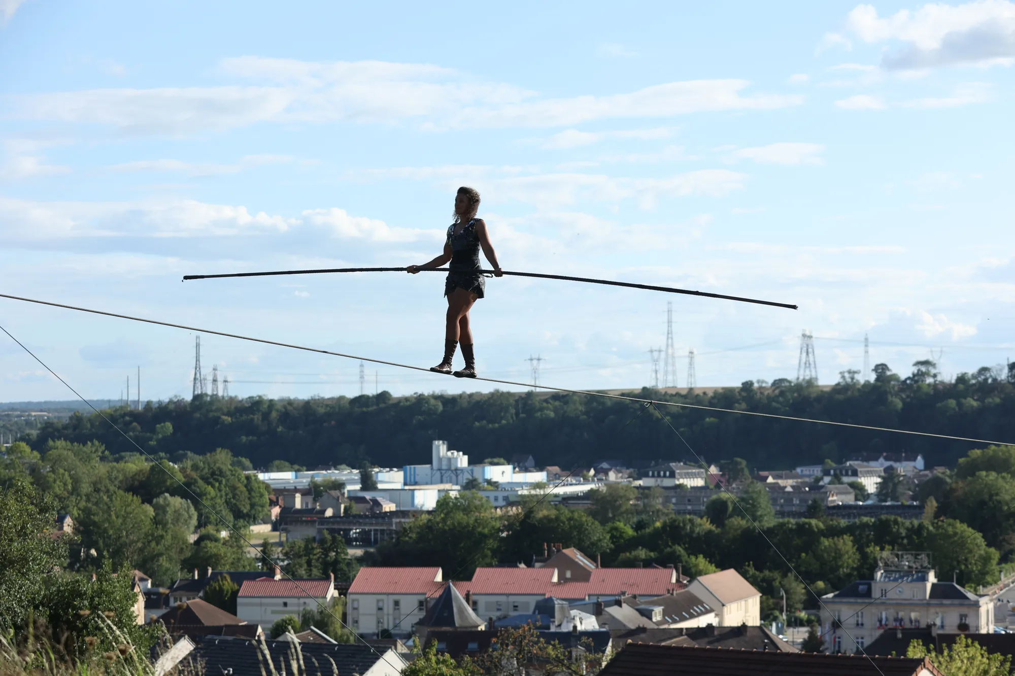 La ville reste présente sous la traversée.