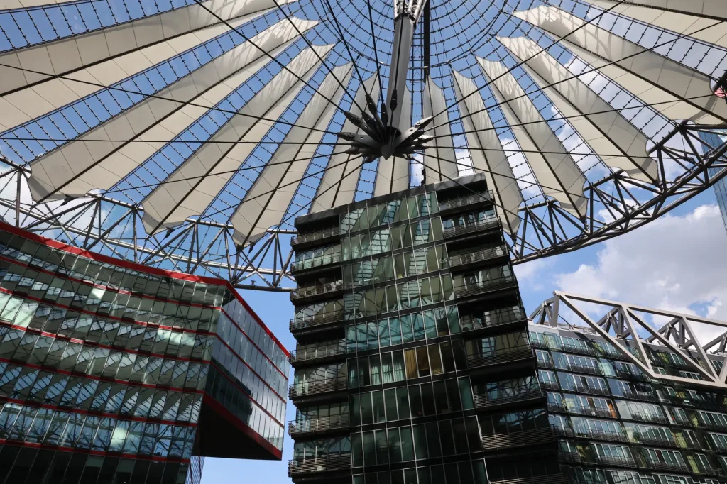 La couverture rayonnante du Center am Potsdamer Platz.