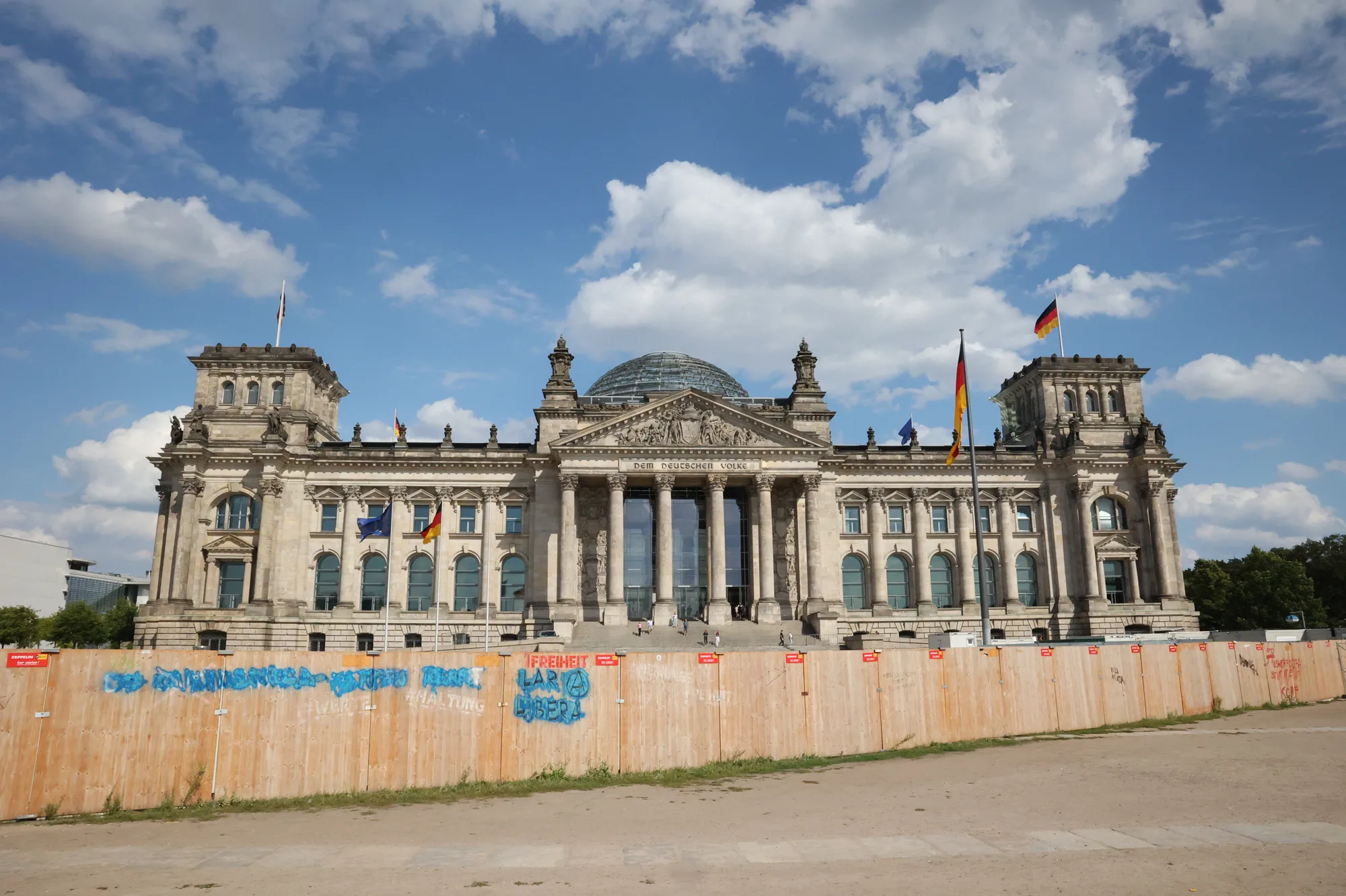 La façade du Reichstag et les drapeaux.