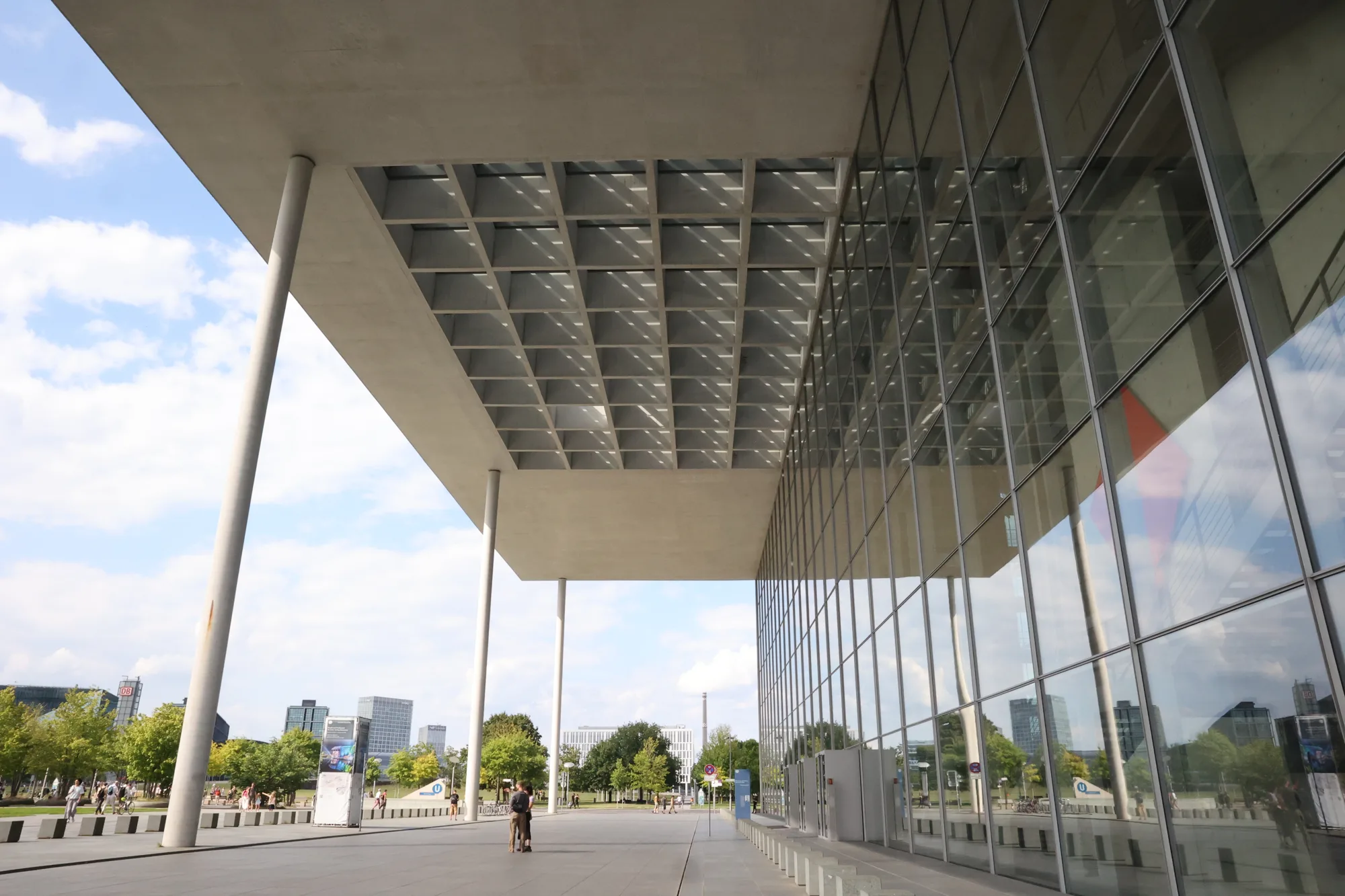 La trame du toit et les vitrages du Paul-Löbe-Haus.
