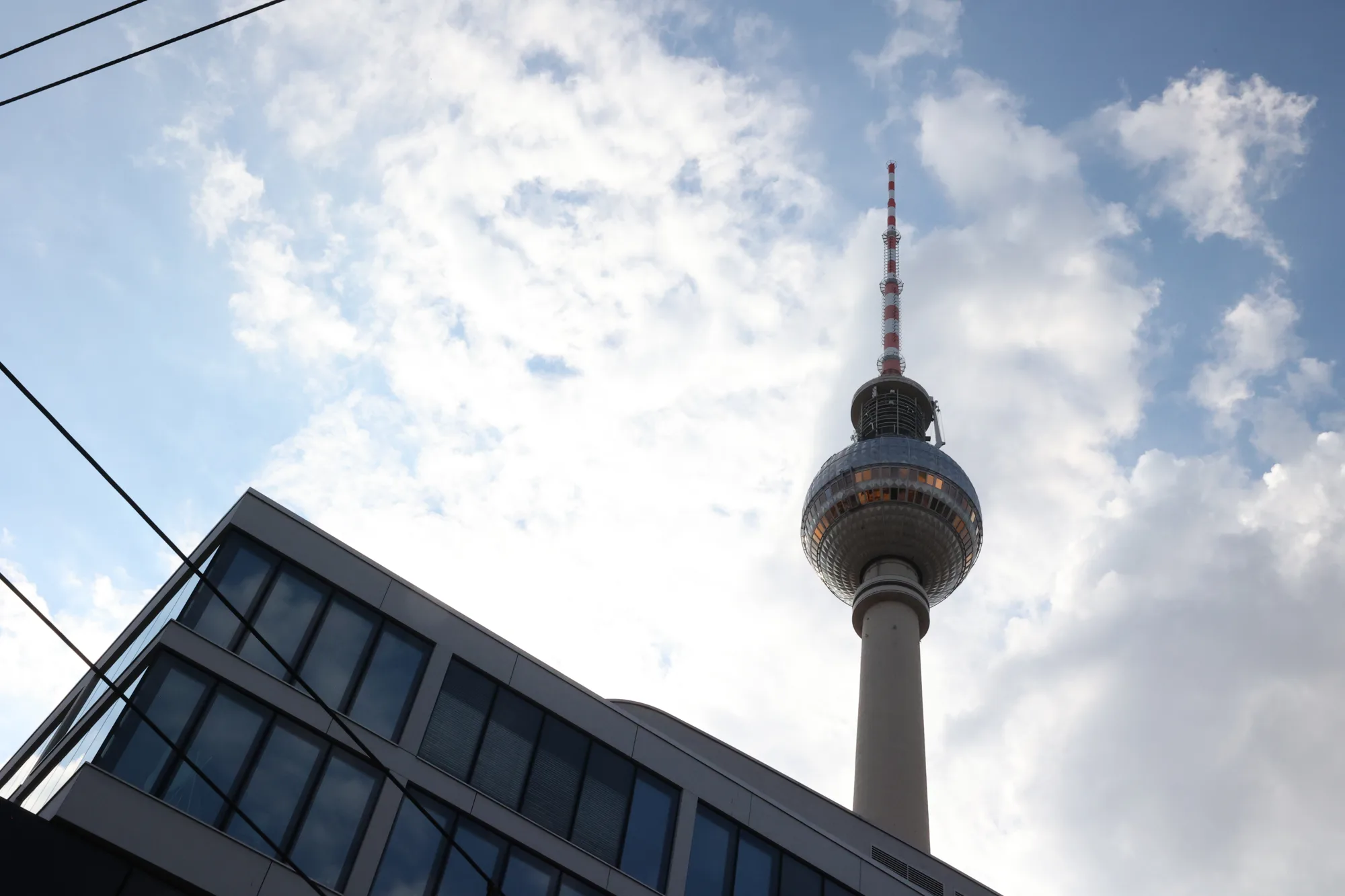 La tour de télévision au-dessus des façades.