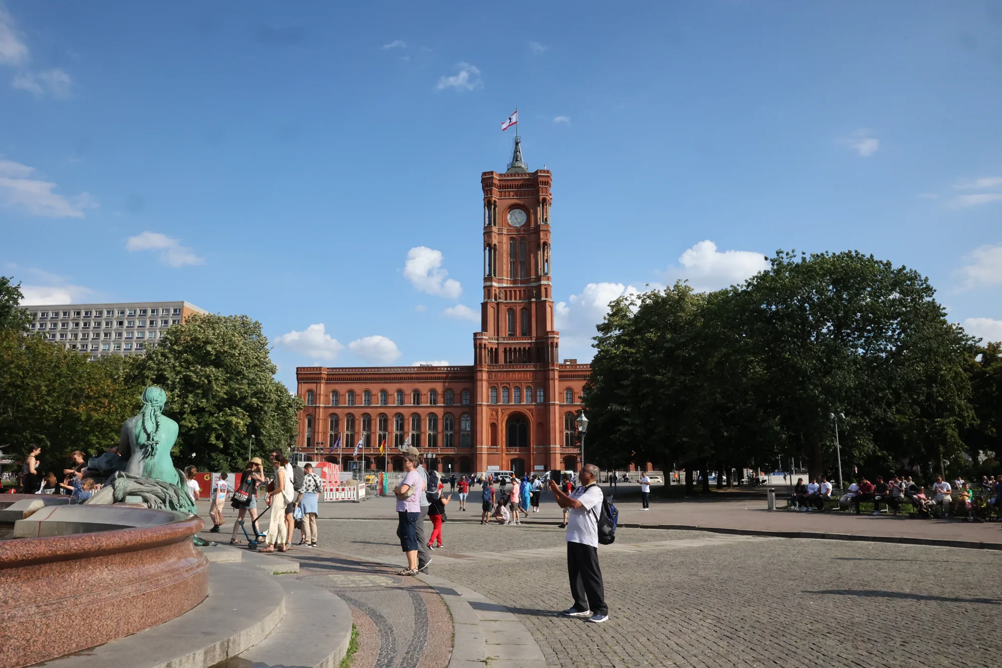 Le Rotes Rathaus dans le paysage berlinois.