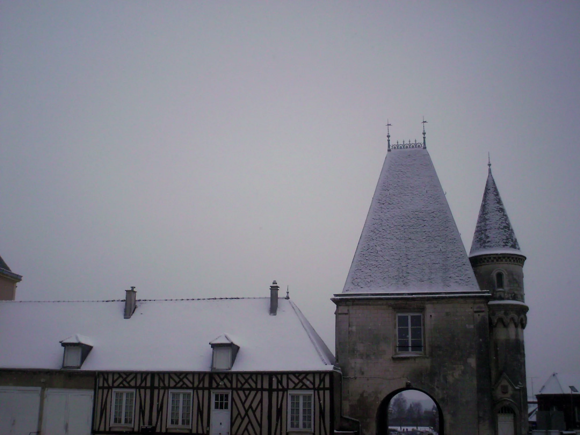 Une toiture et un passage du château.