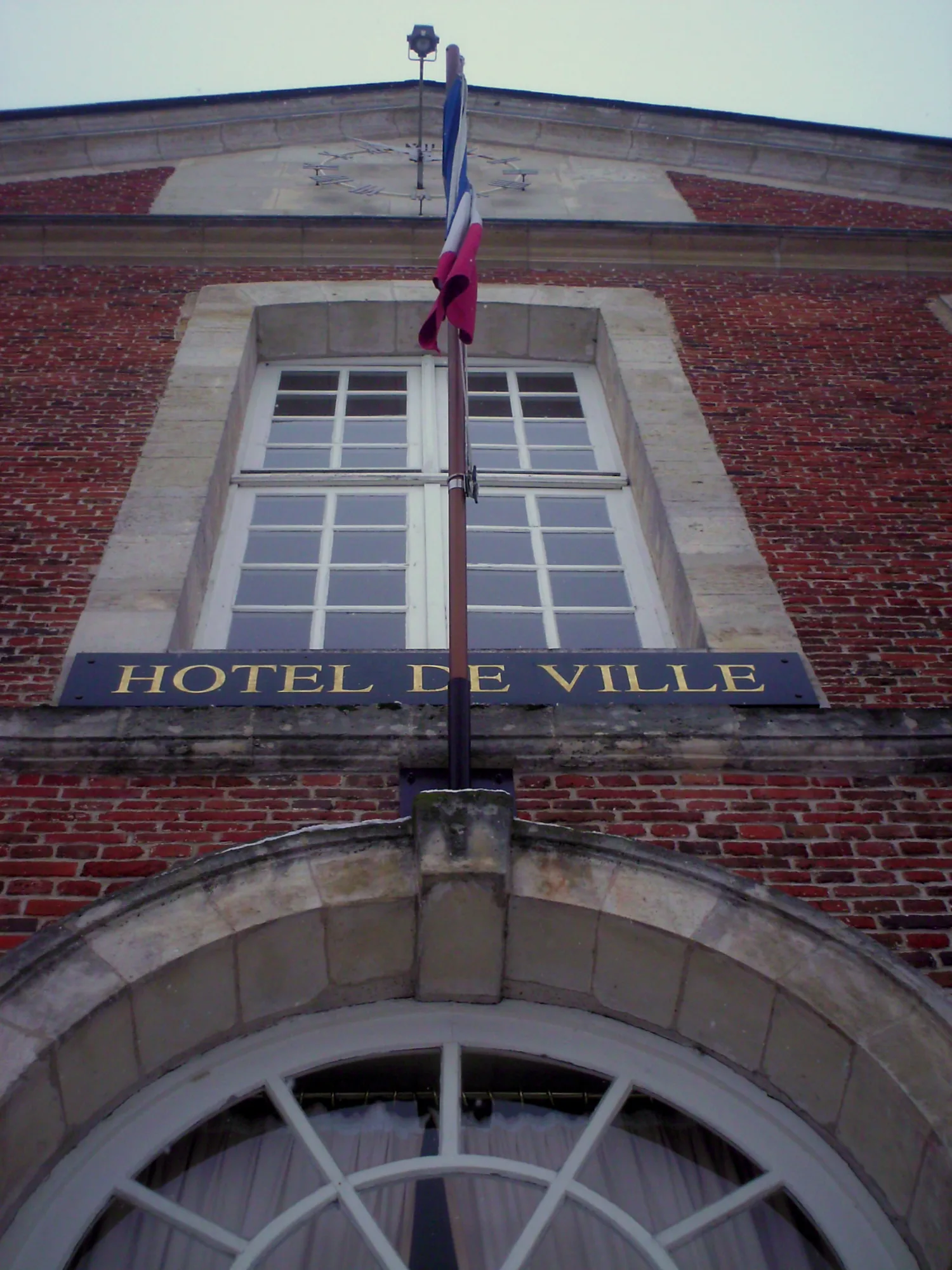 L’hôtel de ville conserve son inscription dans la pierre.