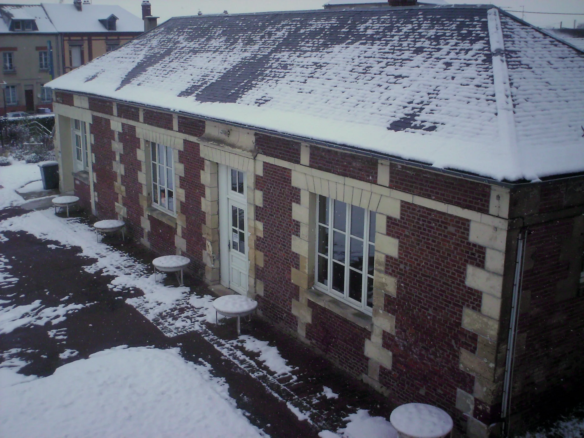 La façade et ses ouvertures sous la neige.