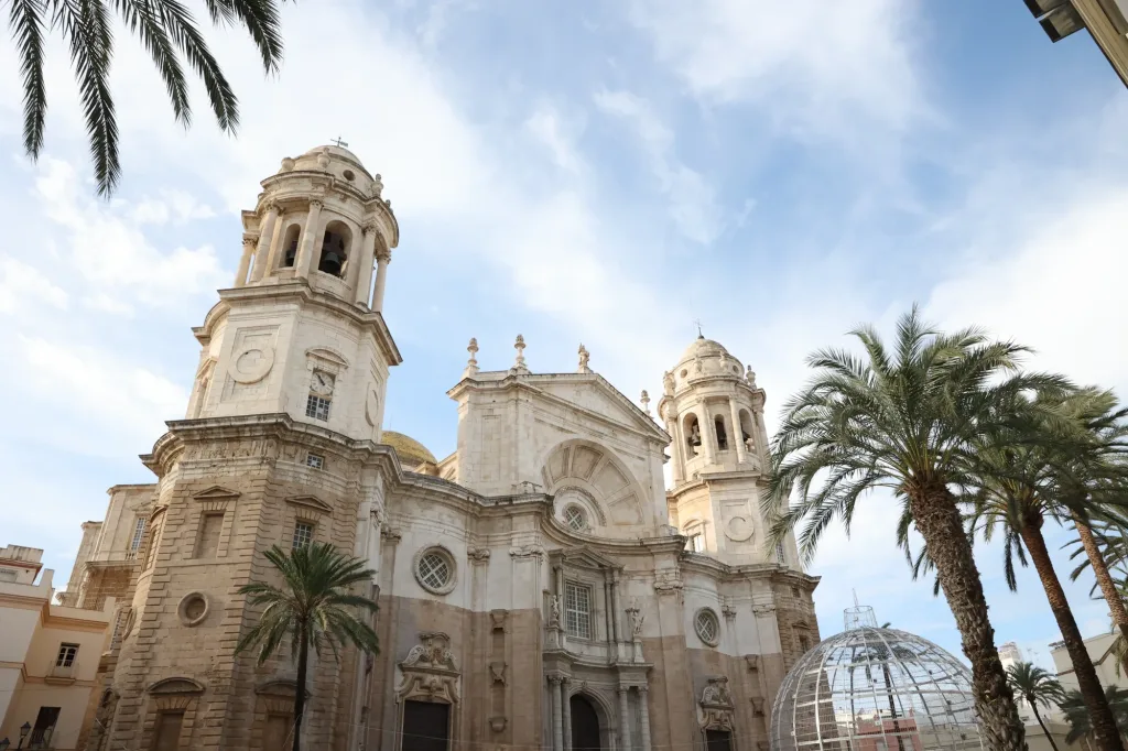 La cathédrale de Cadix, vue depuis son parvis.