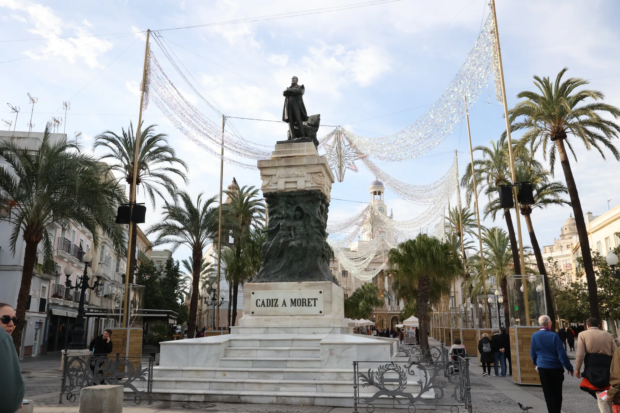 Le monument à Segismundo Moret sur la place San Juan de Dios.