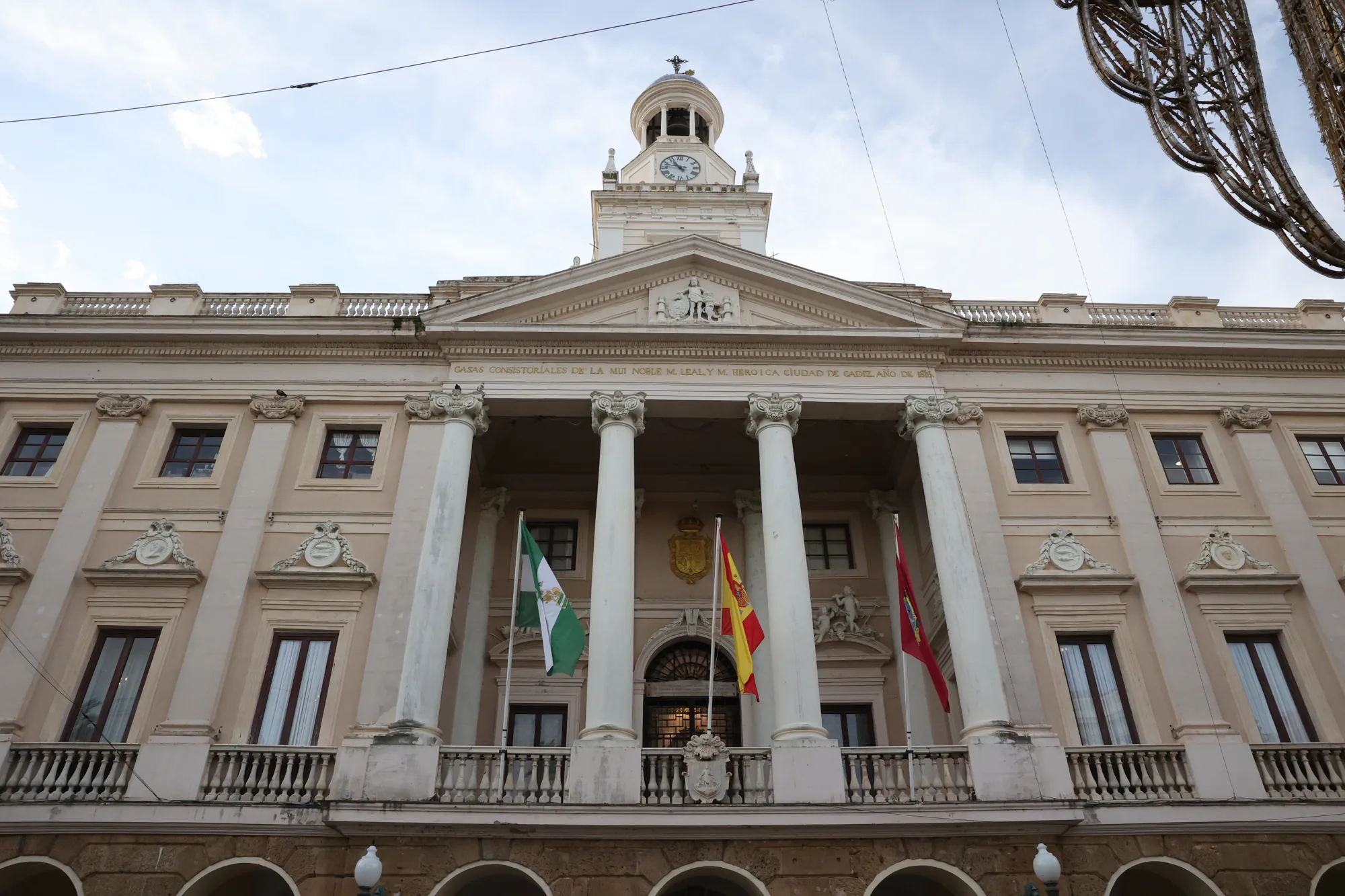 La façade de l’hôtel de ville et sa composition centrale.