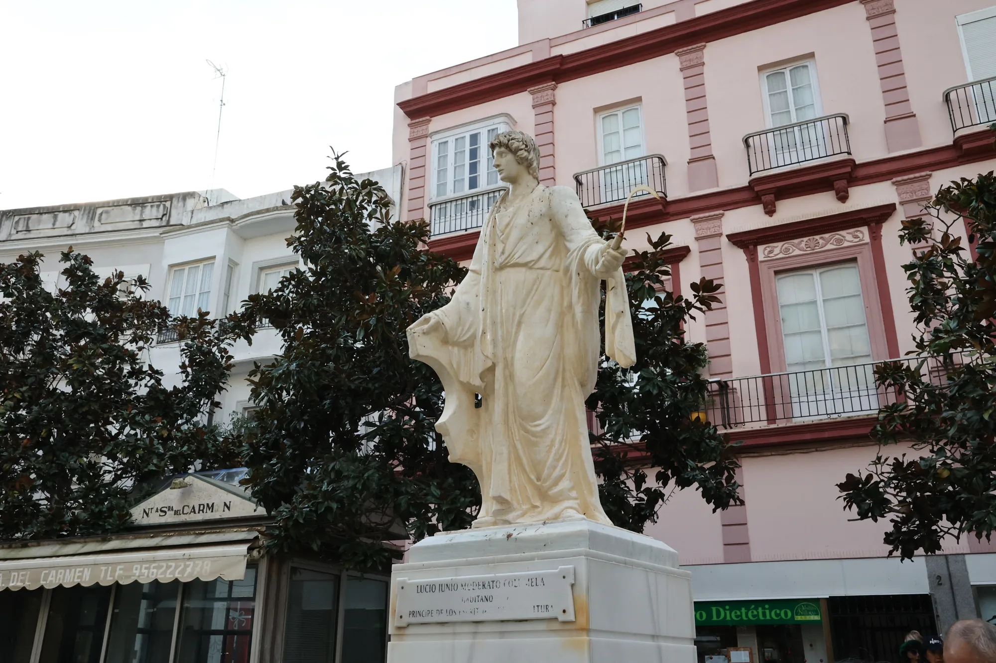 Une statue et les couleurs des façades voisines.