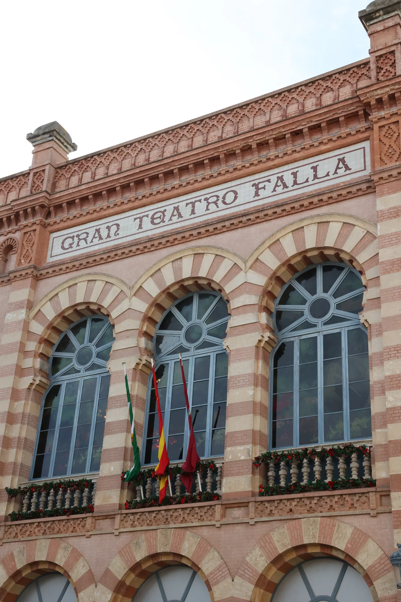 La brique et les arcs de la façade du Gran Teatro Falla.