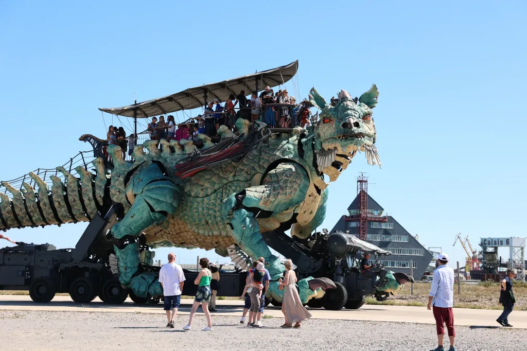 Le Dragon de Calais à l’échelle du front de mer.