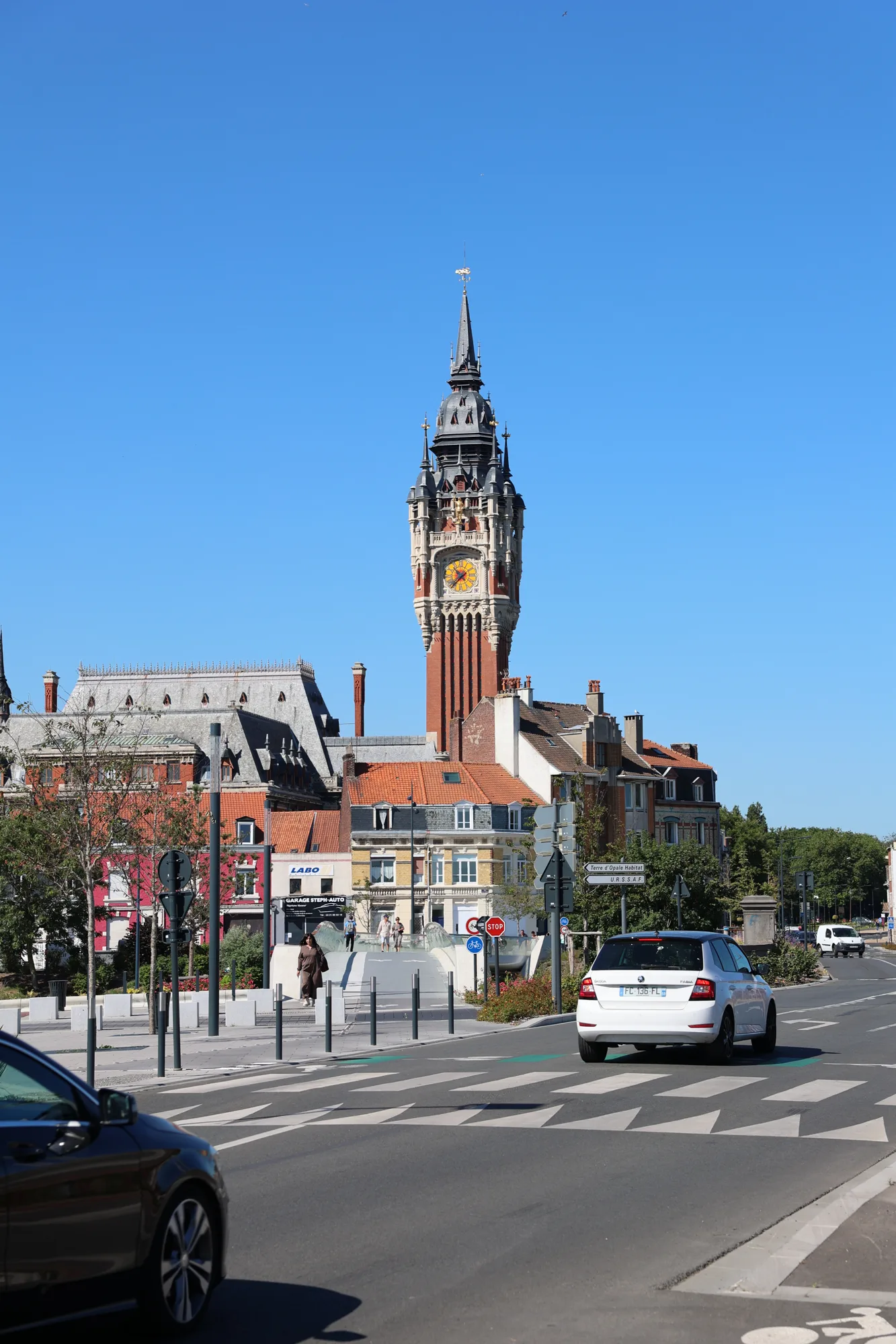 Le beffroi se détache dans le ciel.