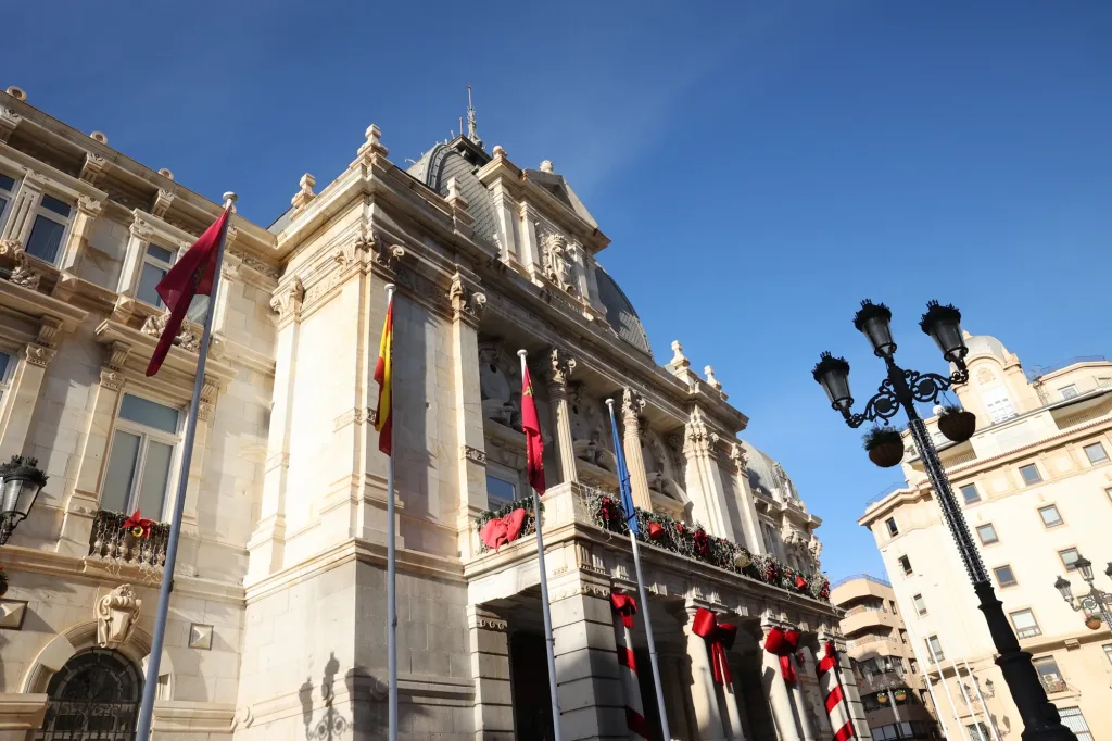 Le Palacio Consistorial, vu en biais depuis la place.