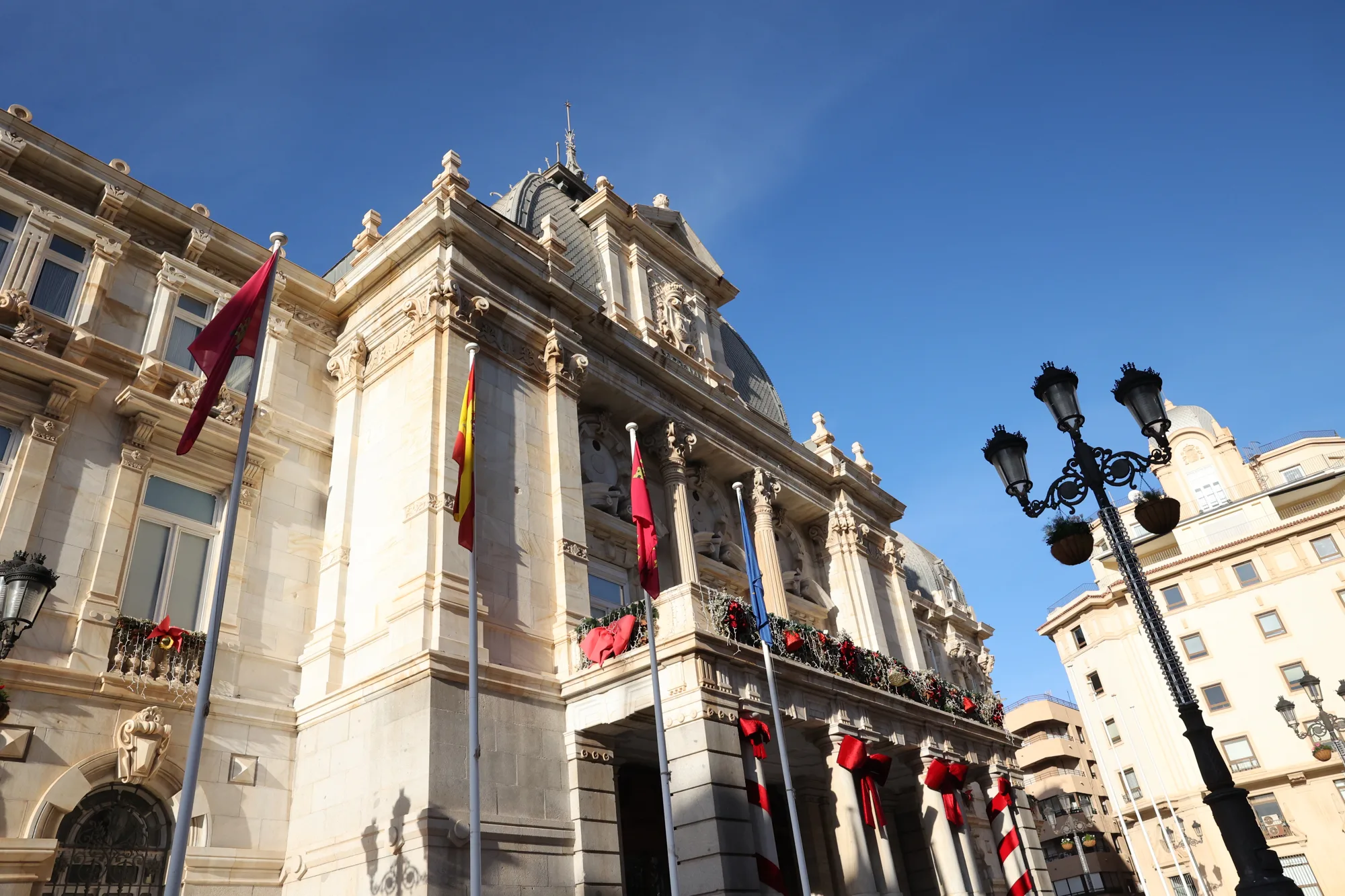 Le Palacio Consistorial, vu en biais depuis la place.
