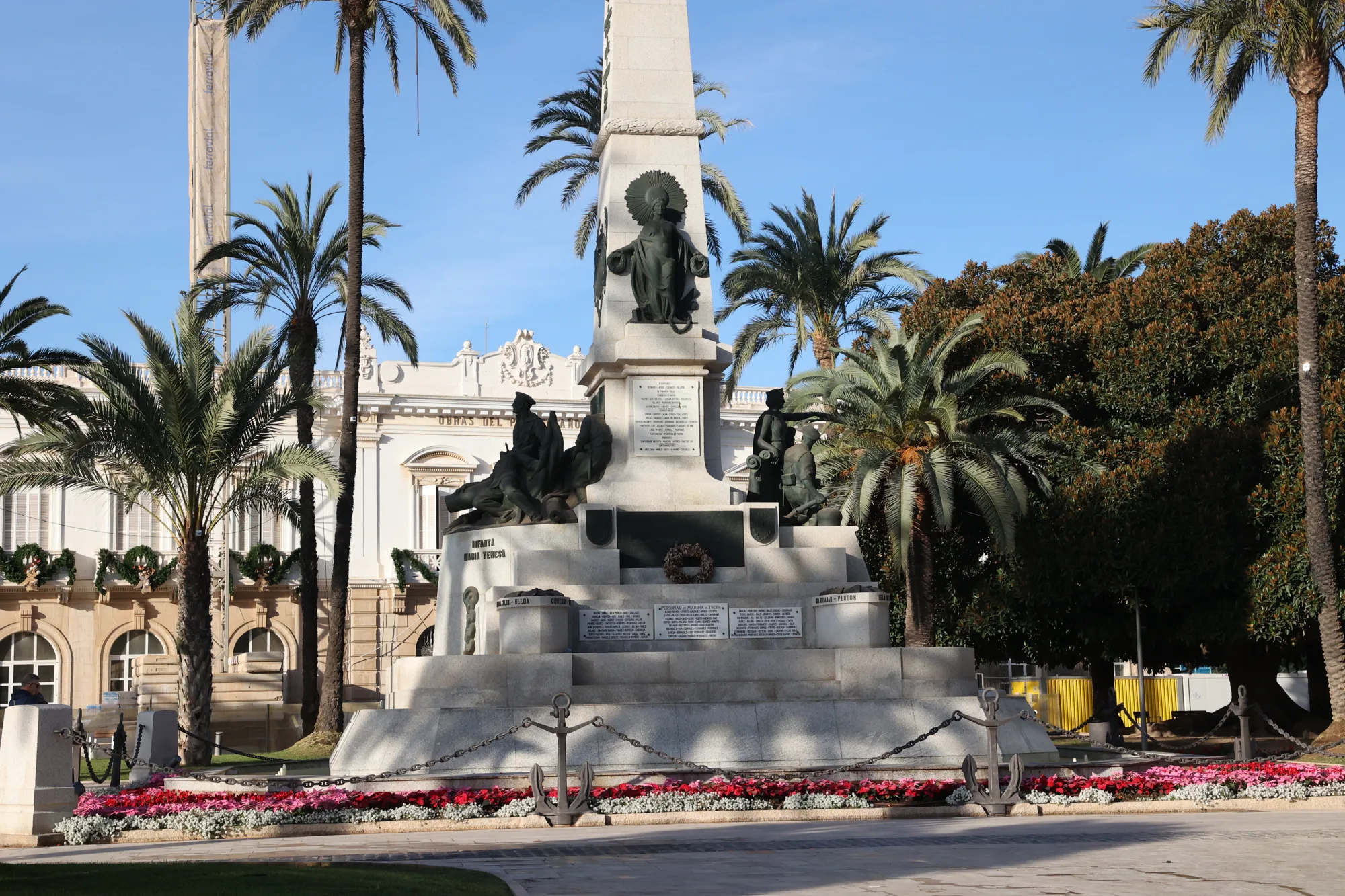 Un monument organise l’espace de la place.