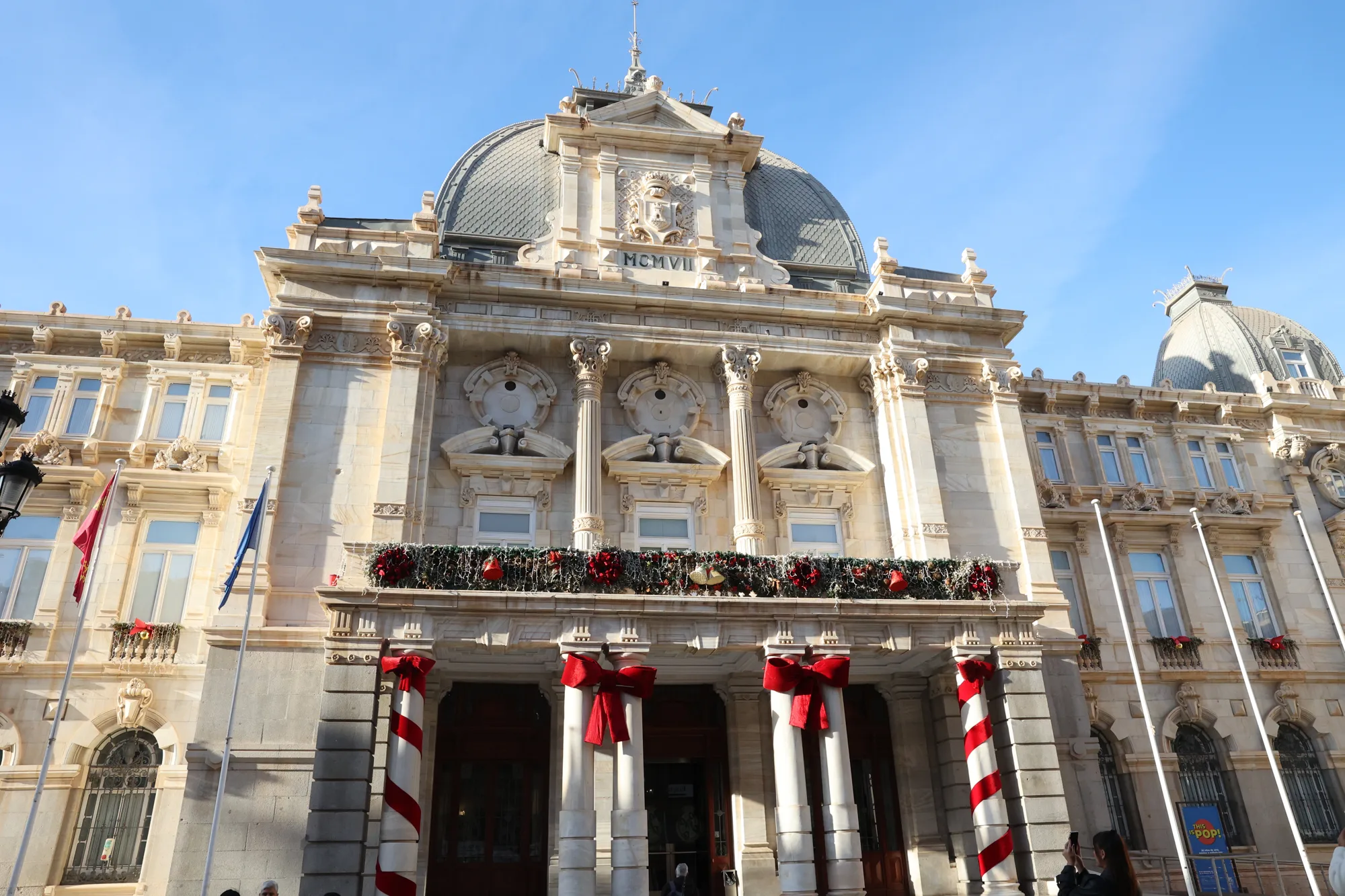 L’entrée du palais municipal et ses décors de décembre.