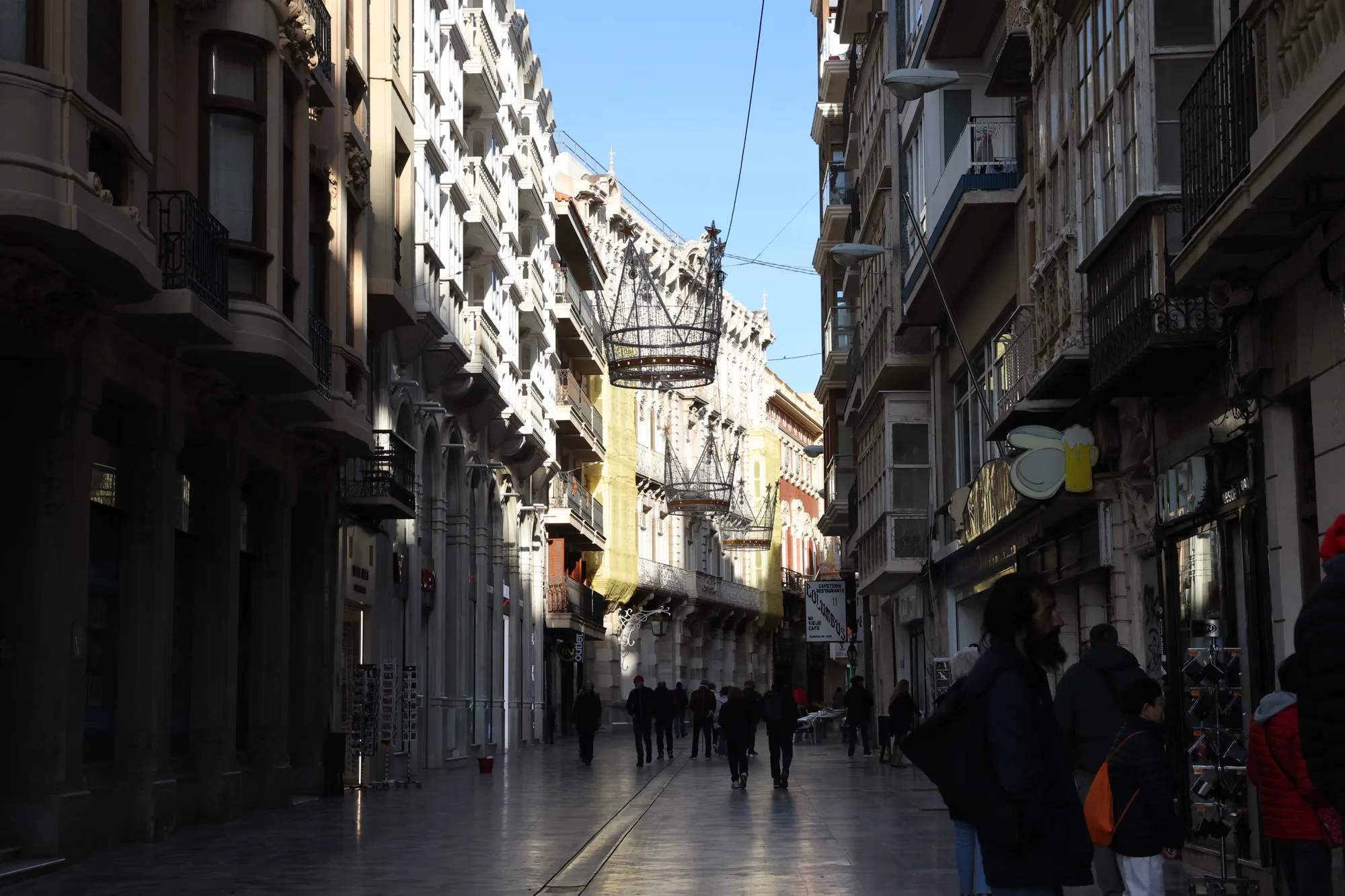 Les étages et les balcons donnent de la profondeur à la rue.
