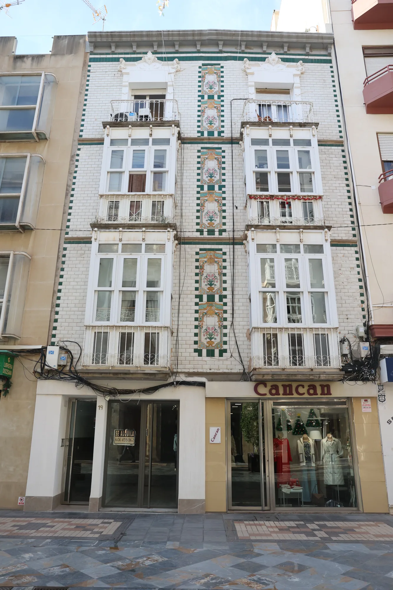 Une composition verticale de fenêtres et de balcons.