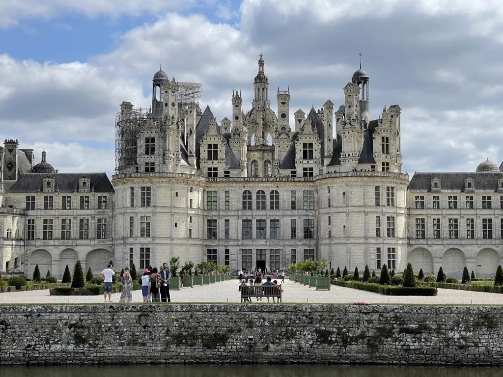 La façade de Chambord et le foisonnement de ses toitures.