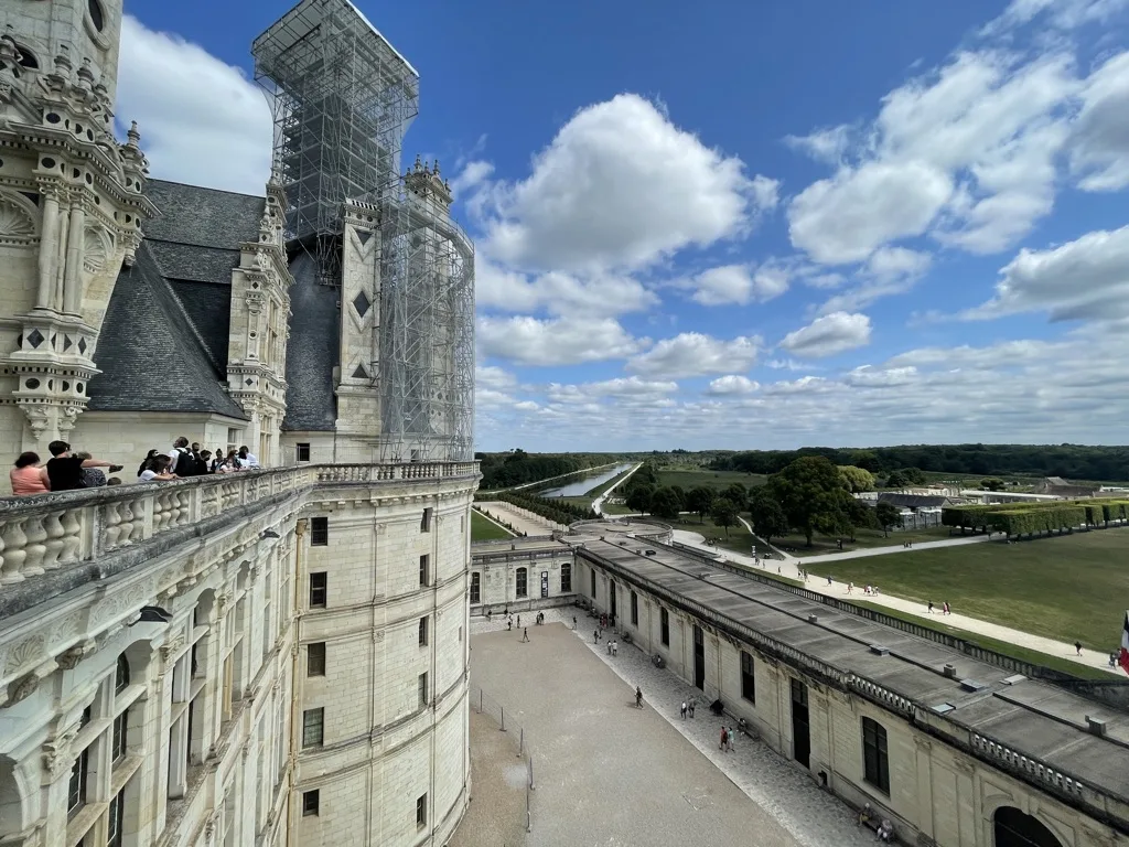 Les volumes de pierre au-dessus des jardins.