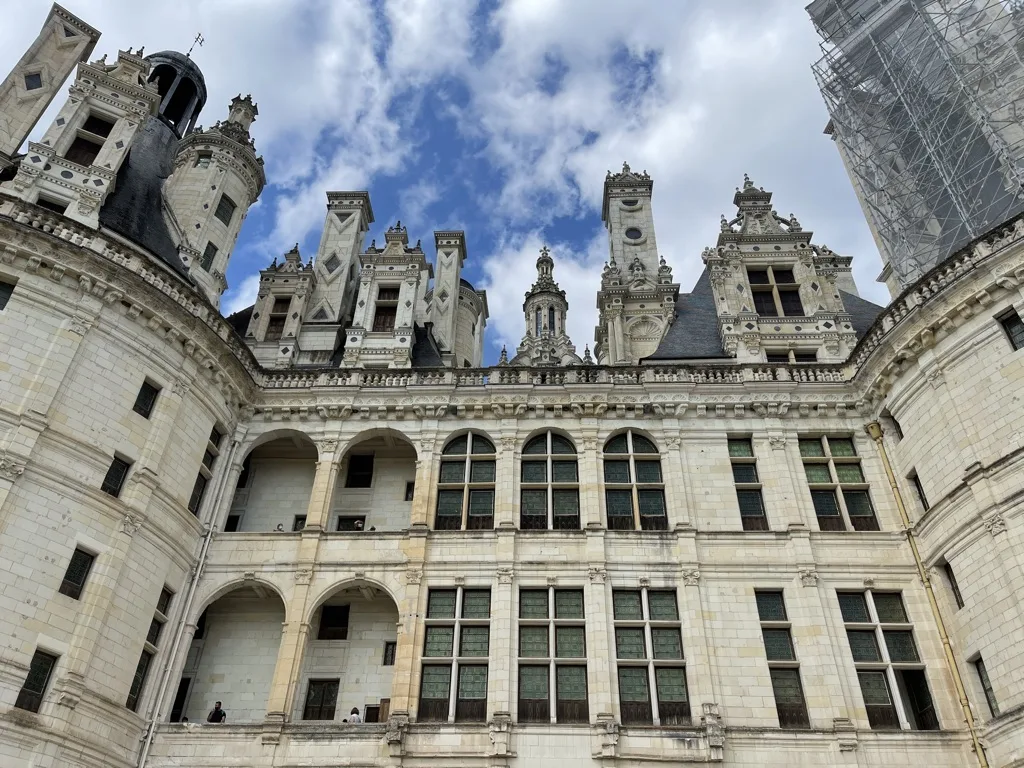 Une cour intérieure donne une autre lecture du château.