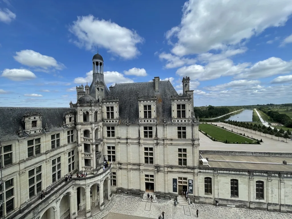 Les bâtiments se répondent autour d’un espace ouvert.