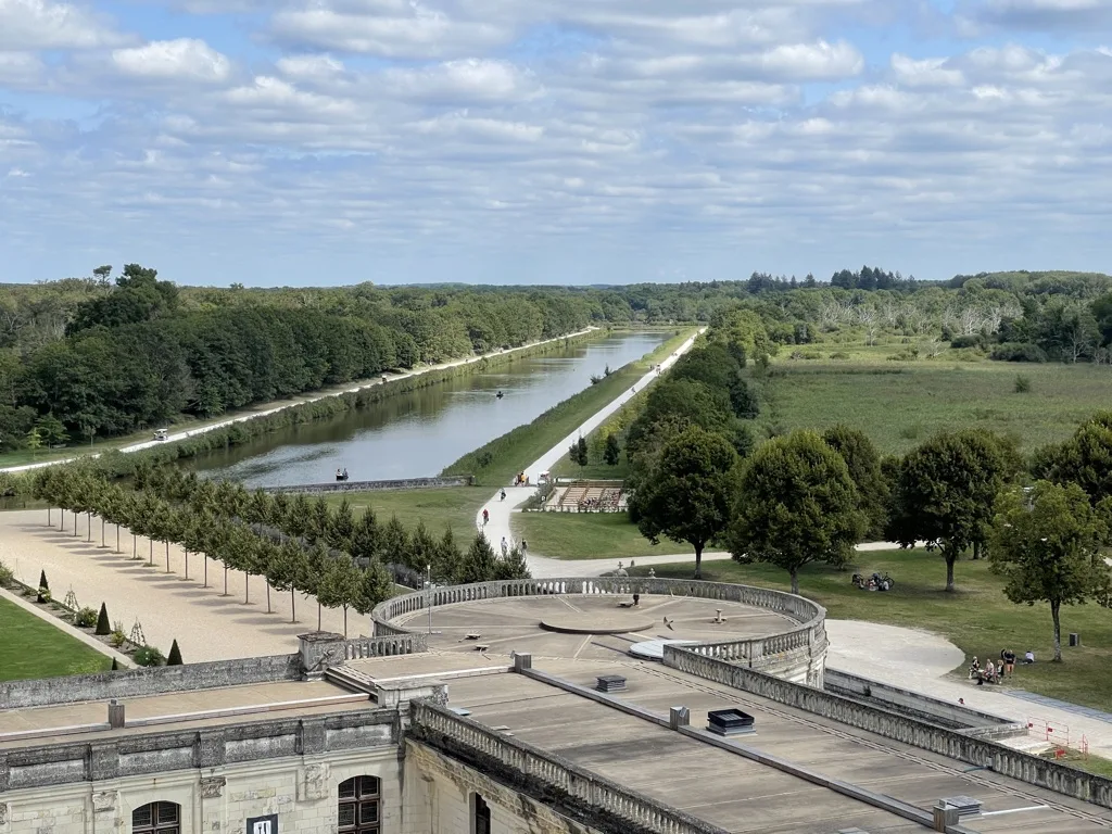 Allées et perspectives prolongent la composition vers le domaine.
