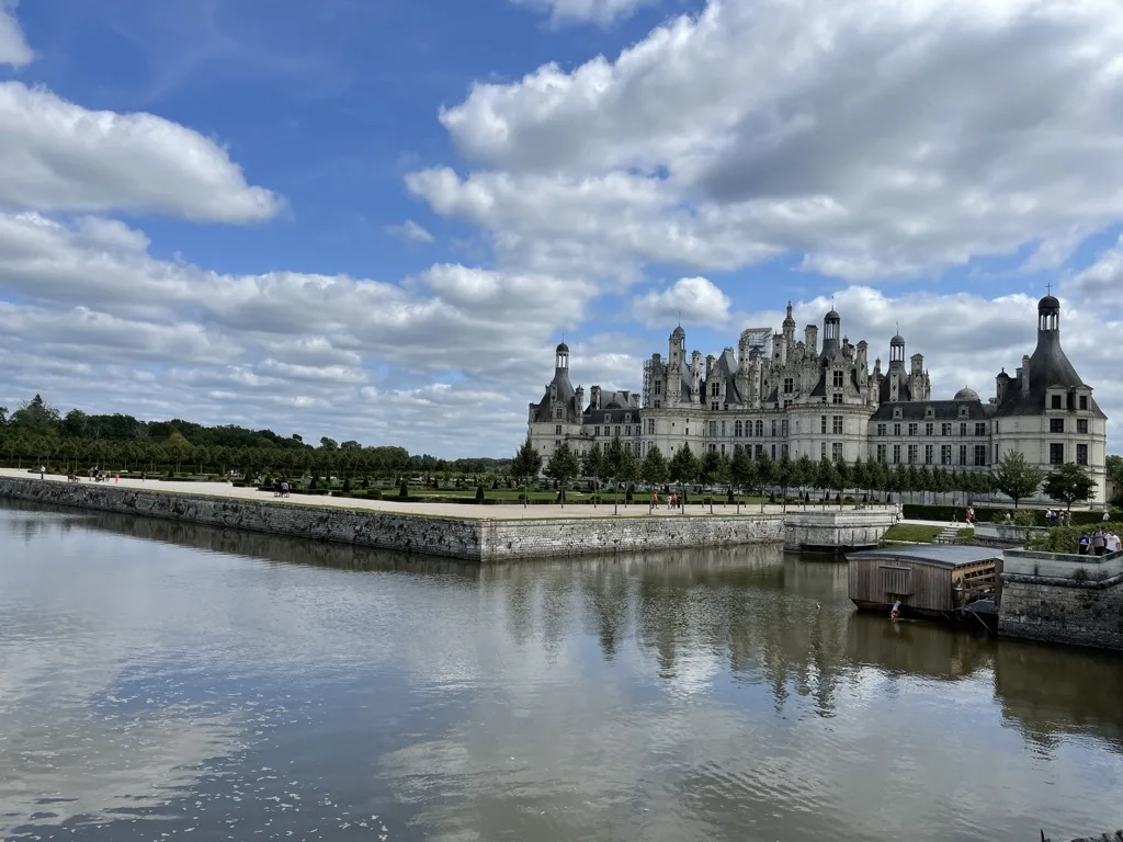 Le château et son reflet sous le ciel d’août.