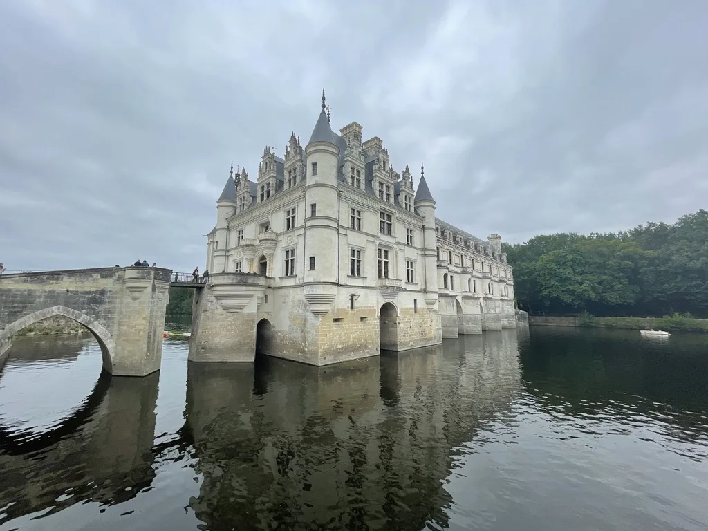 Chenonceau et sa galerie au-dessus du Cher.