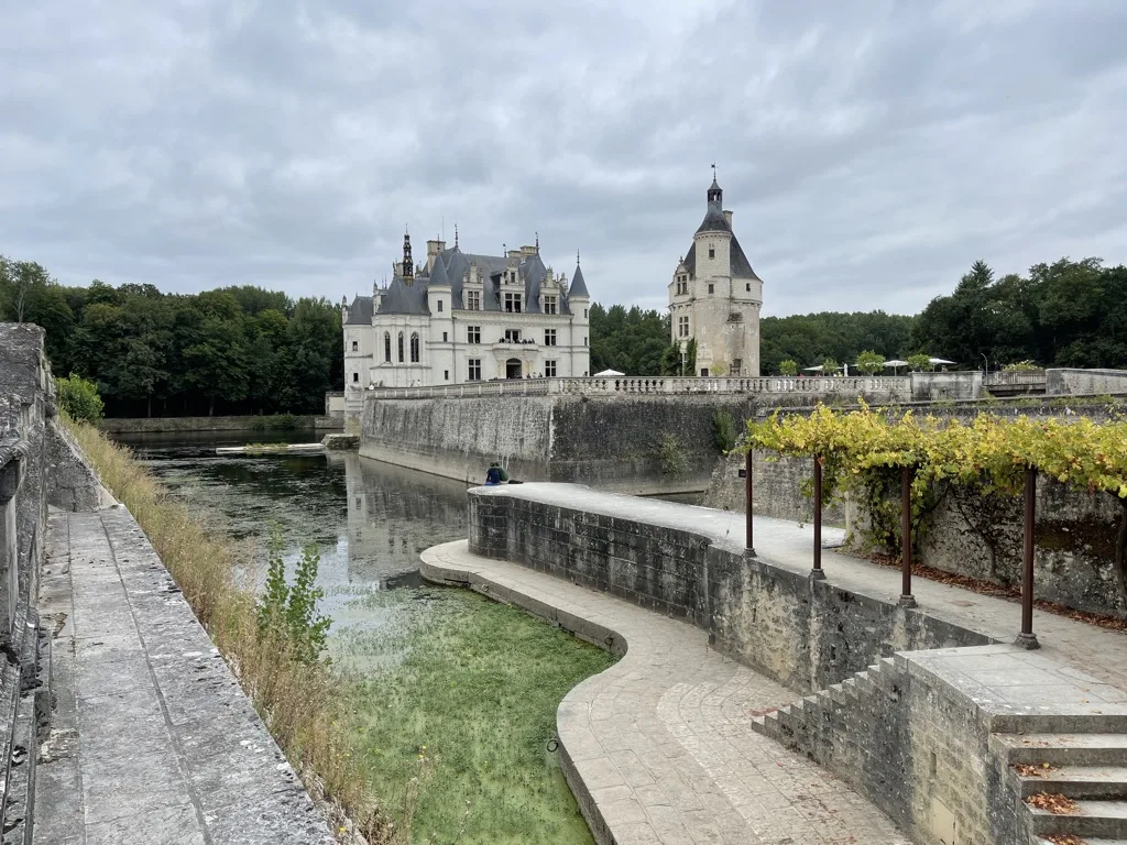 L’eau prolonge la silhouette du château.