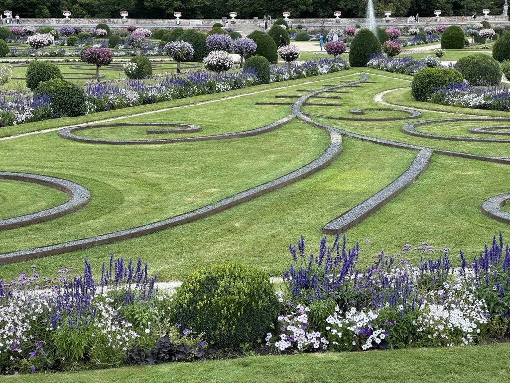 Les plantations accompagnent l’architecture.