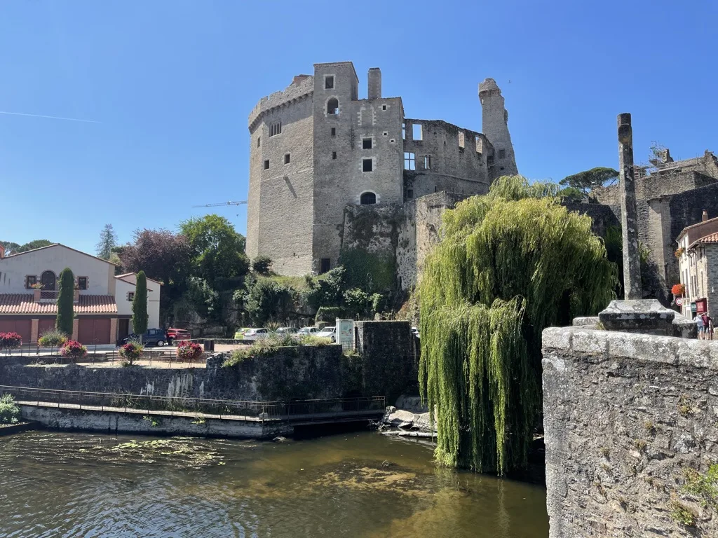 Clisson : de la Sèvre aux toits d’Italie.