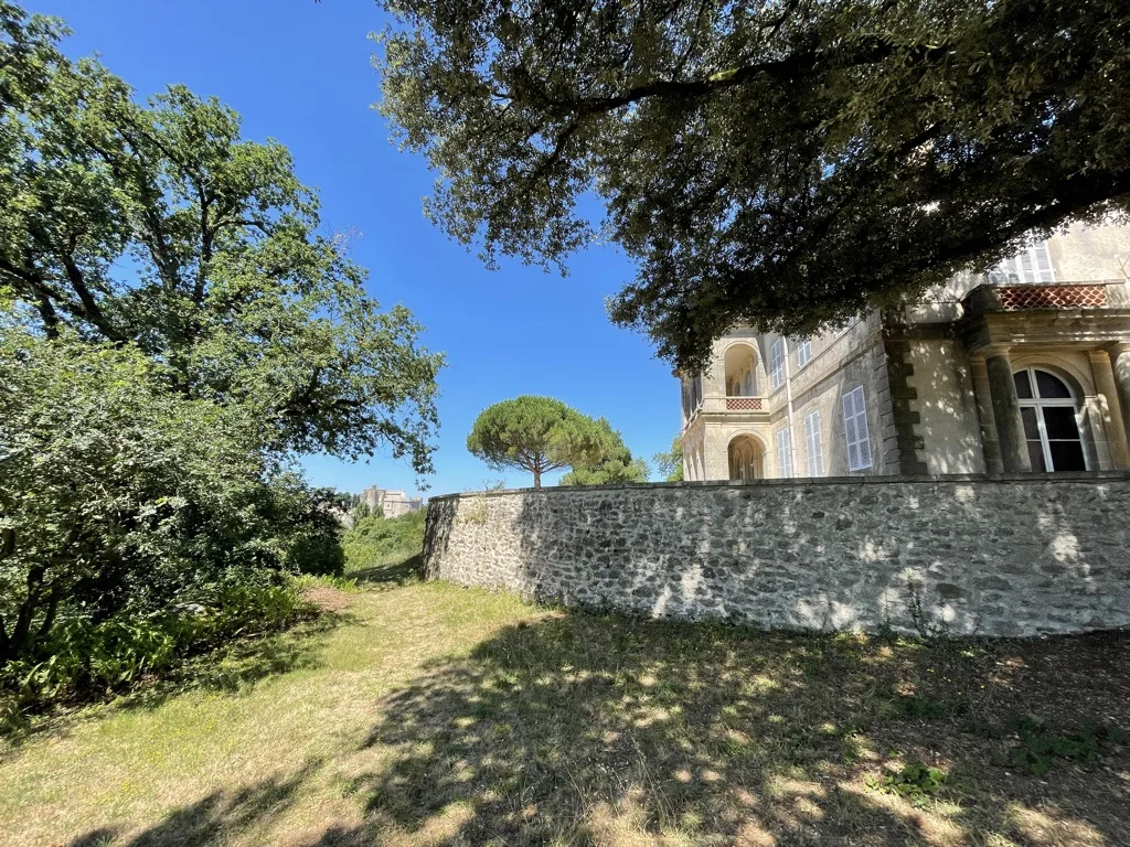 Le château impose sa silhouette.