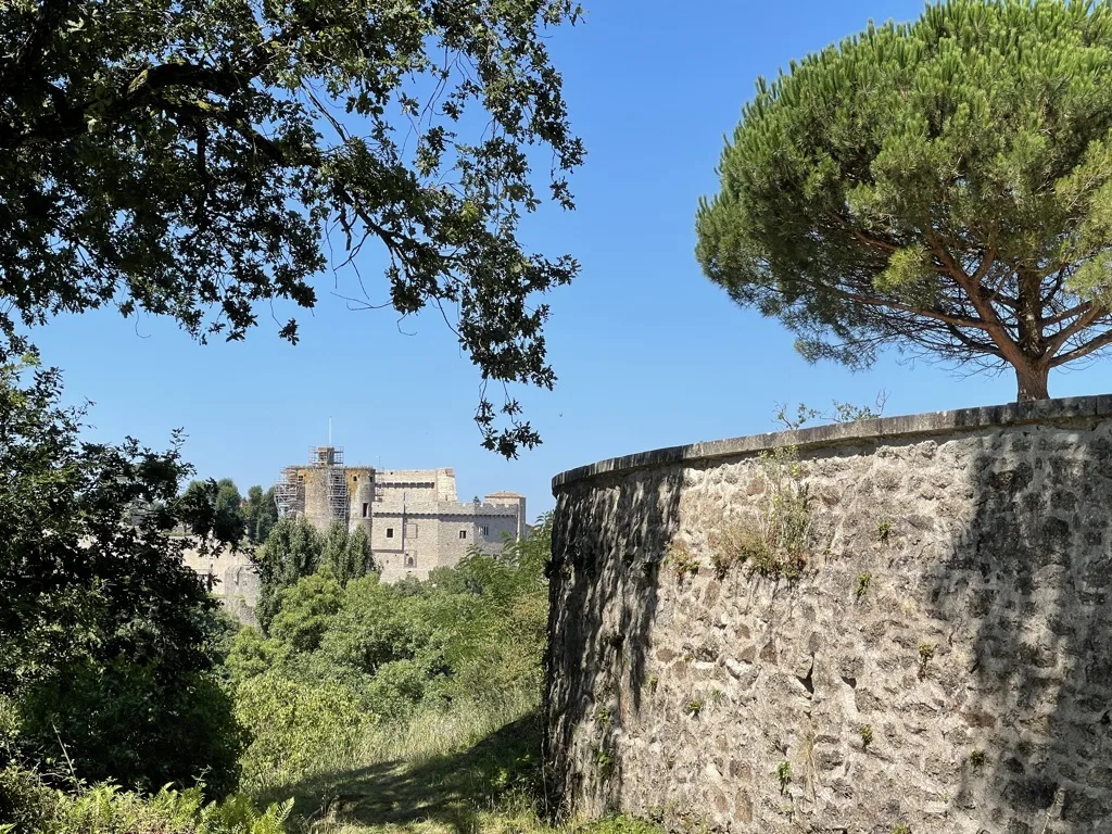La végétation accompagne les constructions.