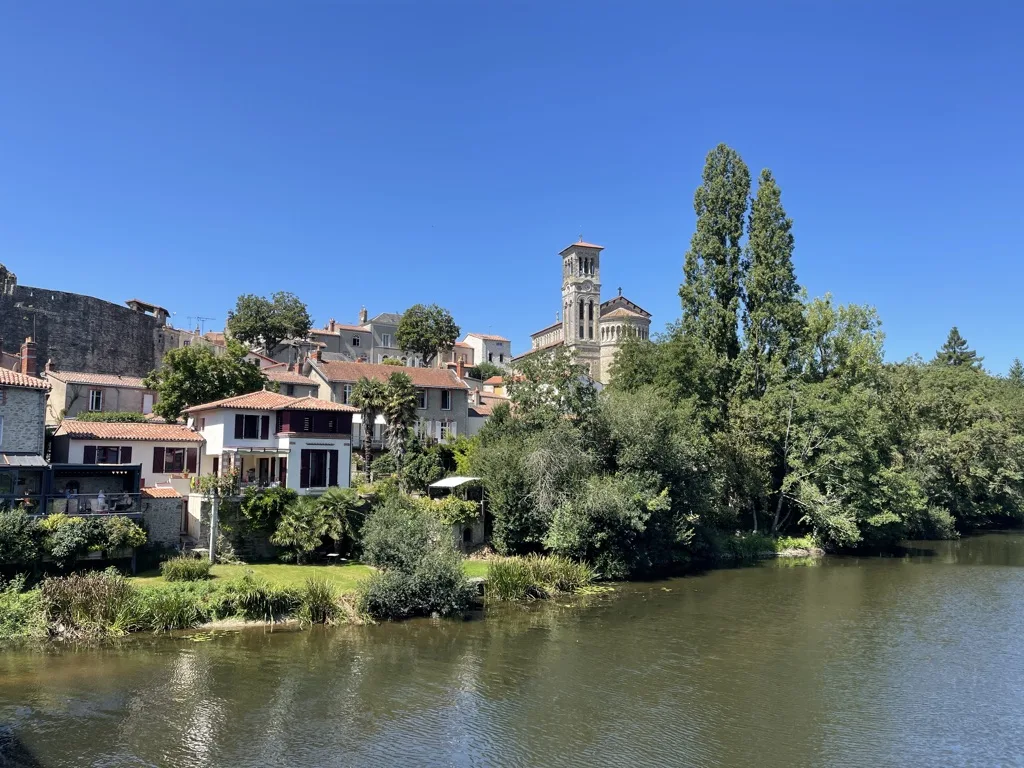 Les matières rapprochent le regard de la ville.
