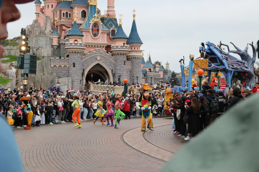 Un tableau de la saison d’Halloween à Disneyland Paris.